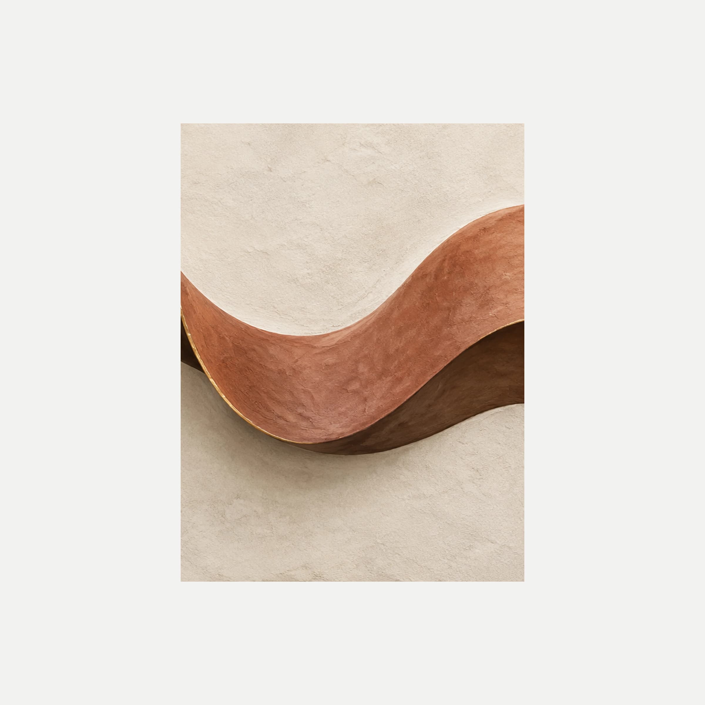 Ember Ribbon III: una amplia cinta terracota ondulada con borde inferior marrón sobre fondo crema, sin marco, sobre fondo neutro.