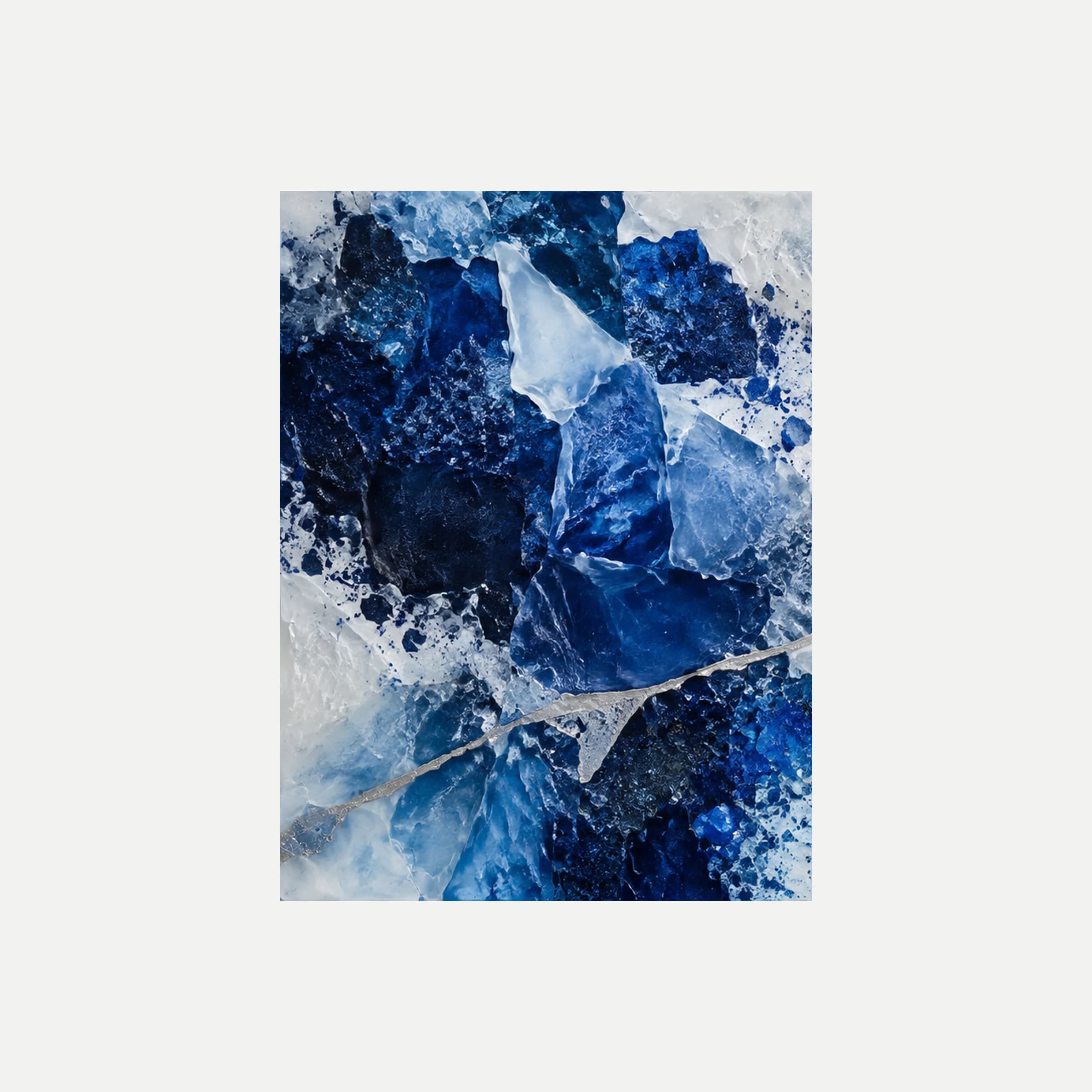 Sapphirine Fault I: fragmentos azul zafiro intensos entre pequeñas áreas minerales blancas, sin marco, sobre fondo neutro.