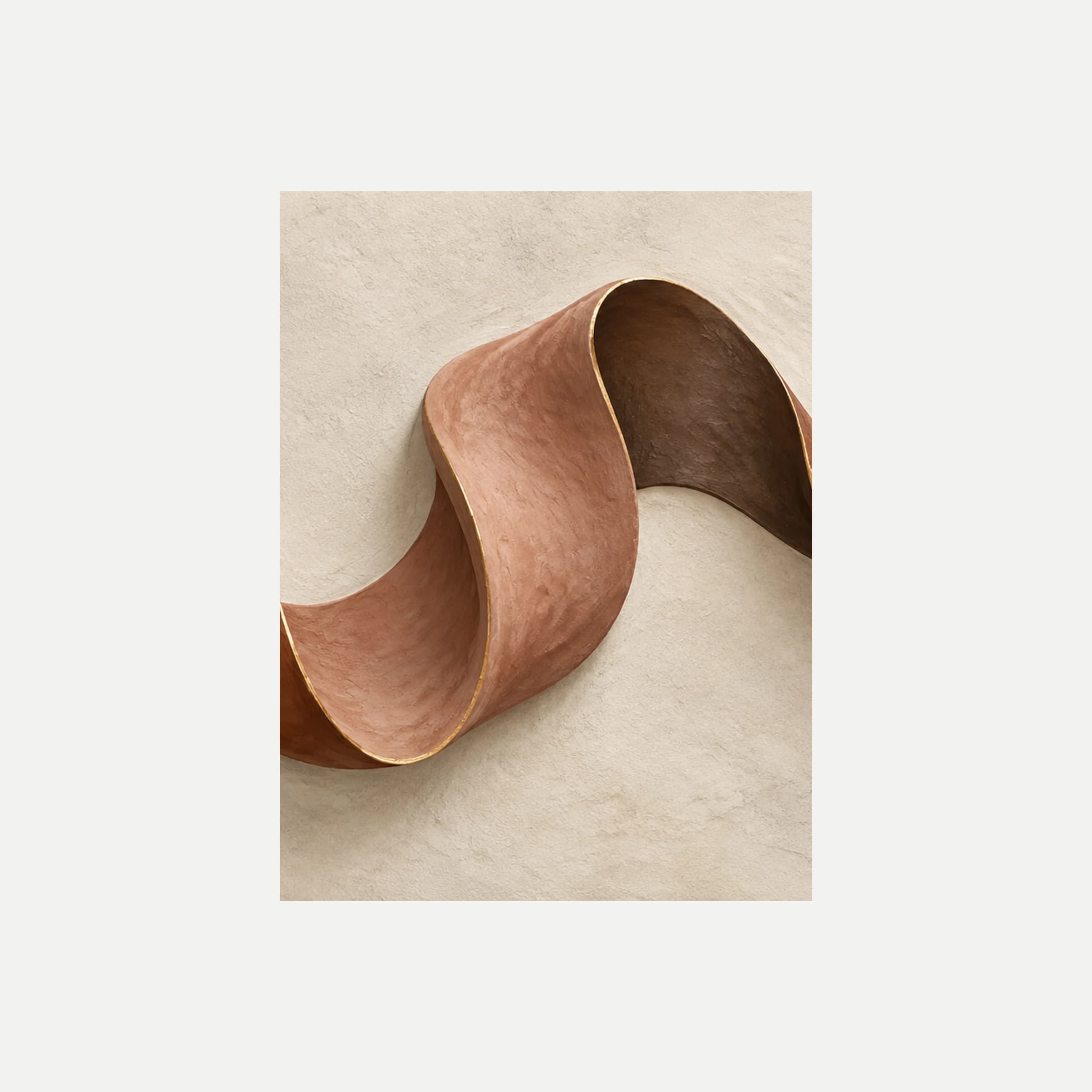 Ember Ribbon II: una cinta rosada que forma un bucle con interior oscuro y una curva inferior clara, sin marco, sobre fondo neutro.