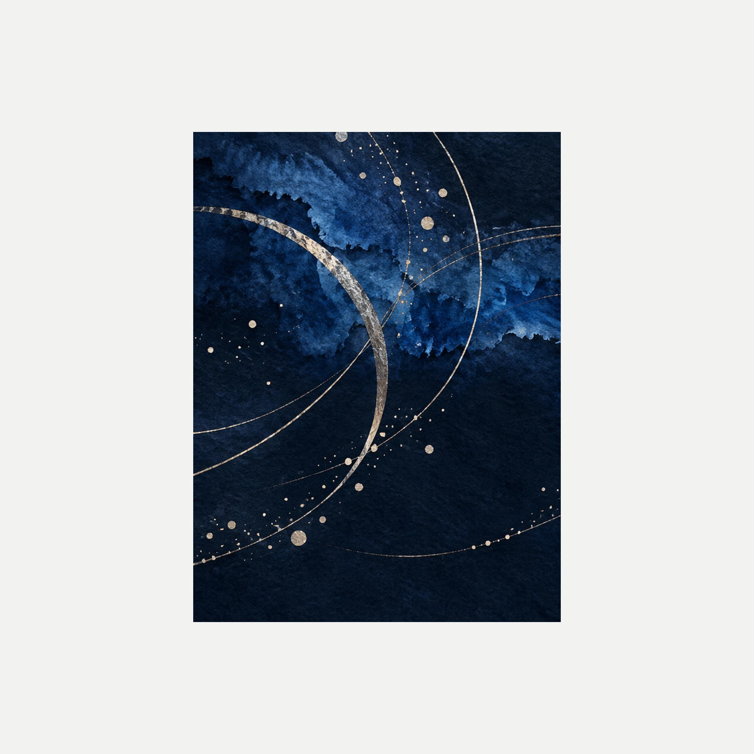 Nocturno de cobalto I: arcos finos de tono dorado y puntos claros sobre manchas azul noche, sin marco, sobre fondo neutro.