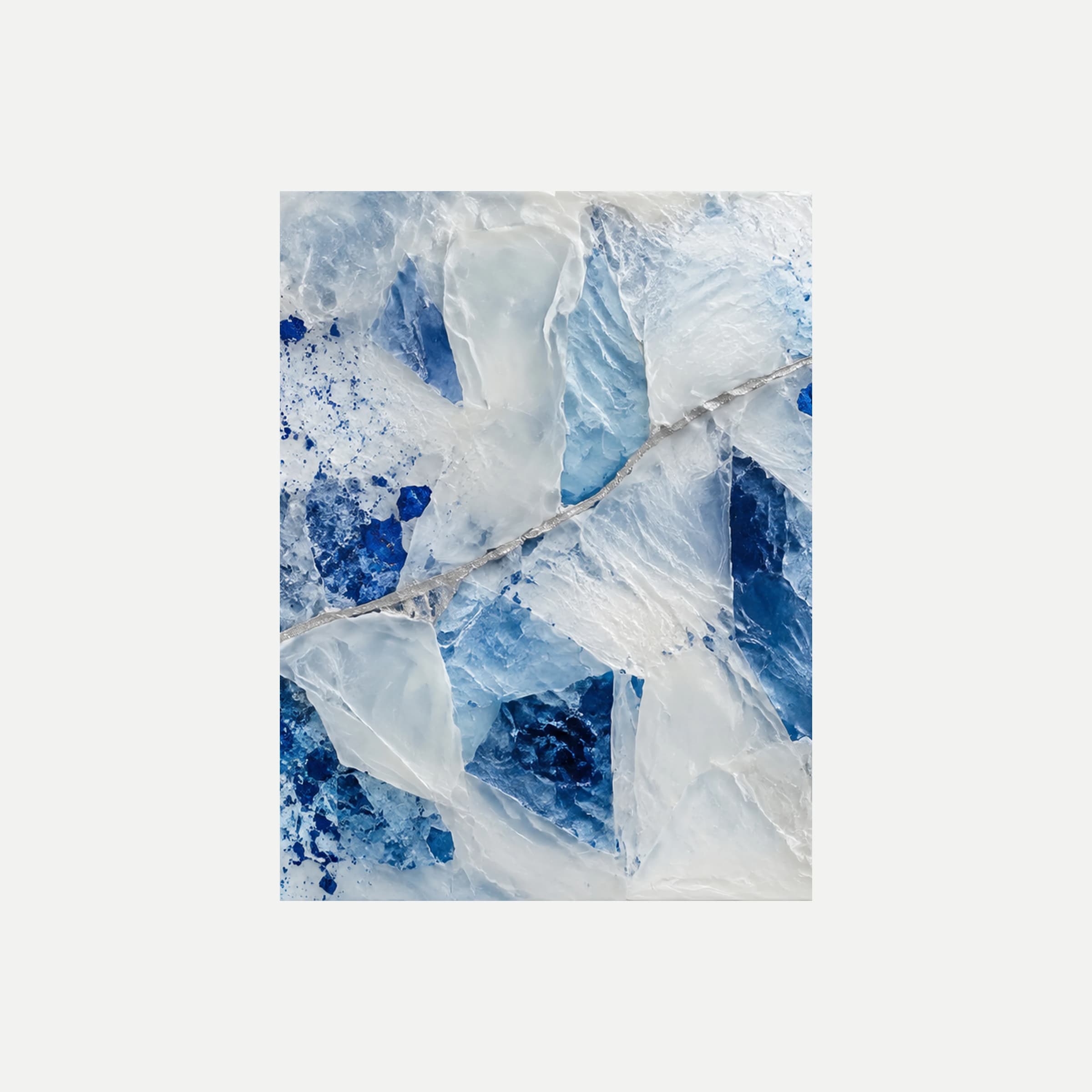 Sapphirine Fault II: una amplia zona blanca con fragmentos azules de contornos angulosos, sin marco, sobre fondo neutro.