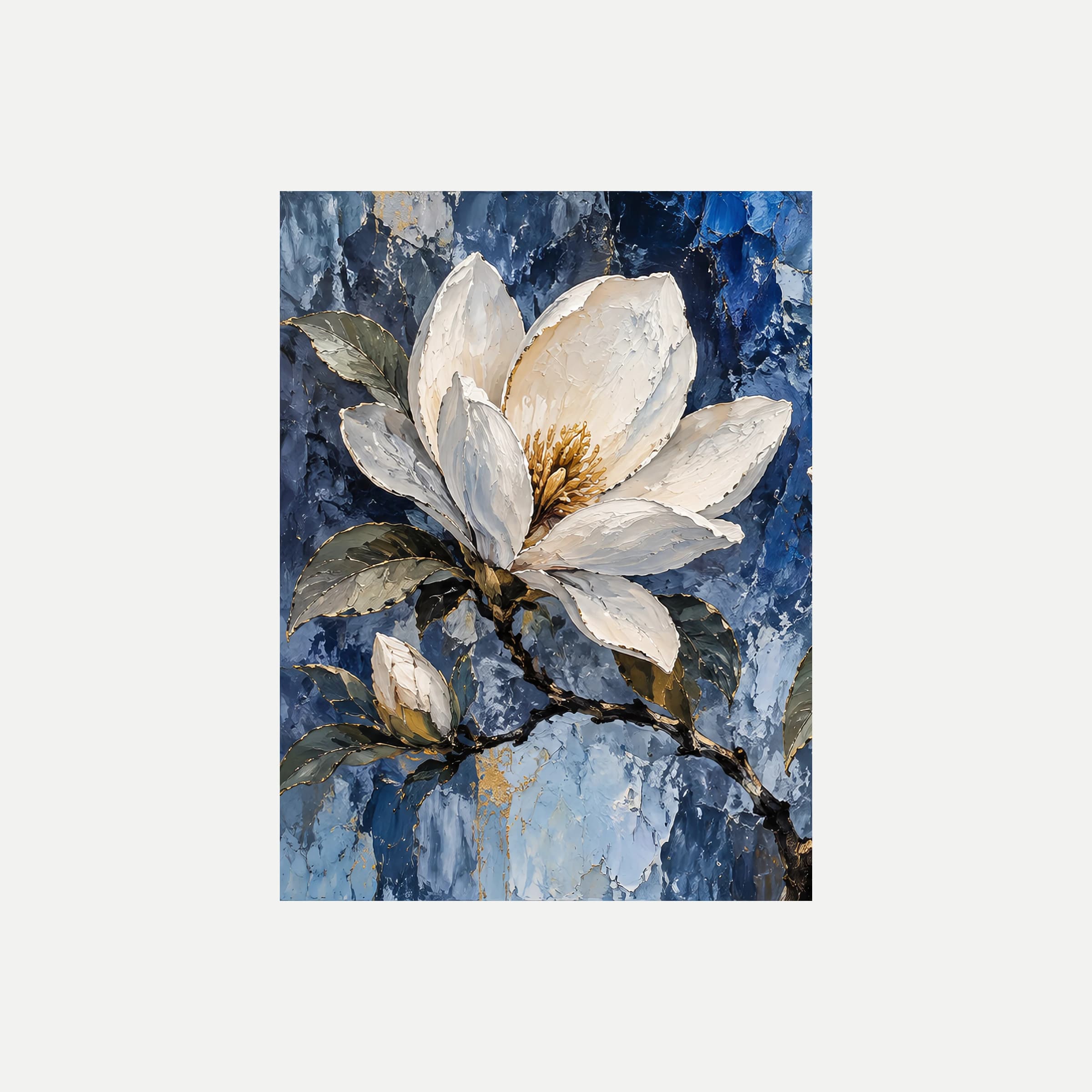 Jardín de nácar I: una magnolia clara inclinada entre hojas oscuras sobre azul profundo, sin marco, sobre fondo neutro.