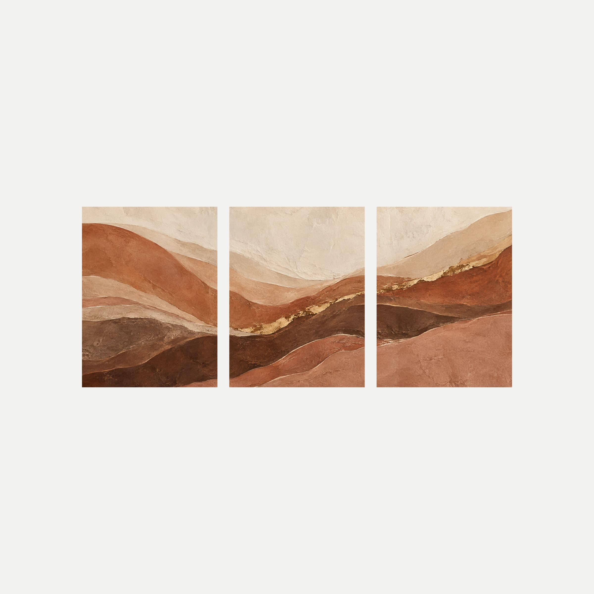 Tres paneles sobre fondo neutro con capas onduladas crema, terracota y marrón atravesadas por una línea de color dorado.