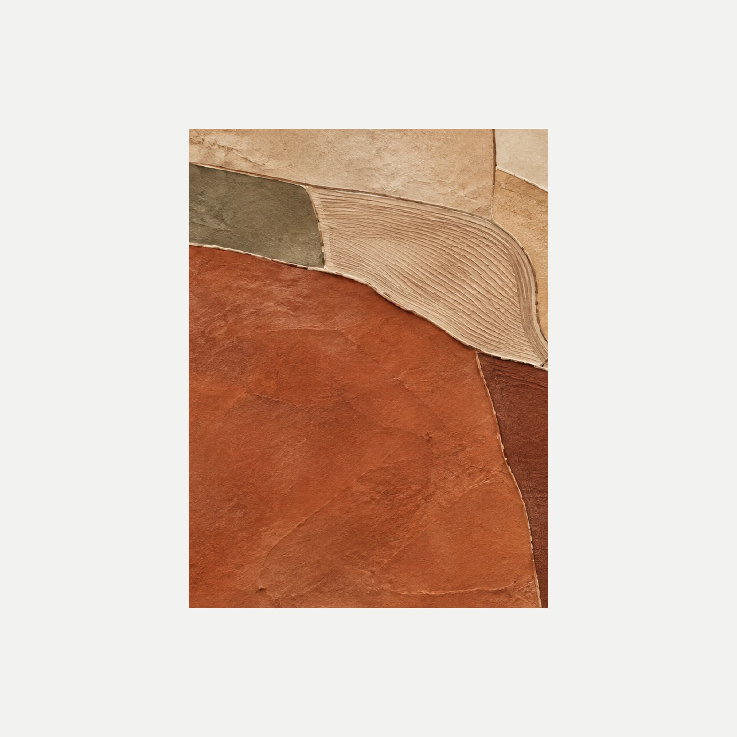 Fragmentos de adobe I: una gran forma terracota bajo bandas gris verdoso y crema con líneas curvas, sin marco, sobre fondo neutro.