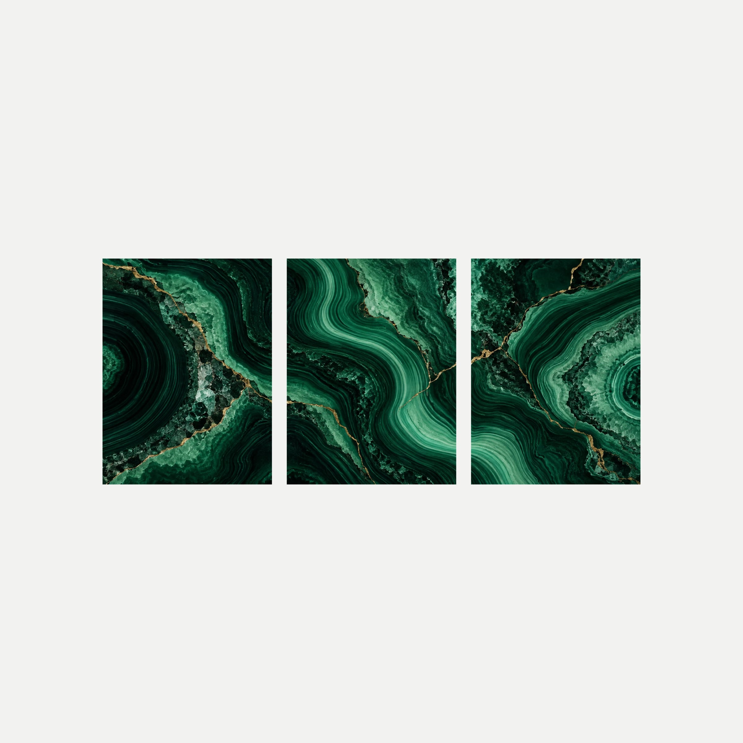 Tres paneles sobre fondo neutro con vetas curvas verde esmeralda y verde oscuro, recorridas por líneas de color dorado.