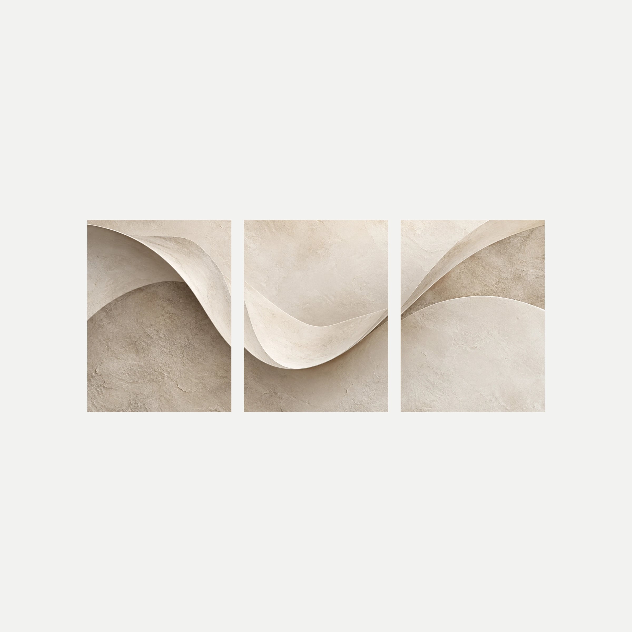 Tres paneles sobre fondo neutro con pliegues abstractos crema, beige y gris cálido, curvas anchas y sombras representadas.
