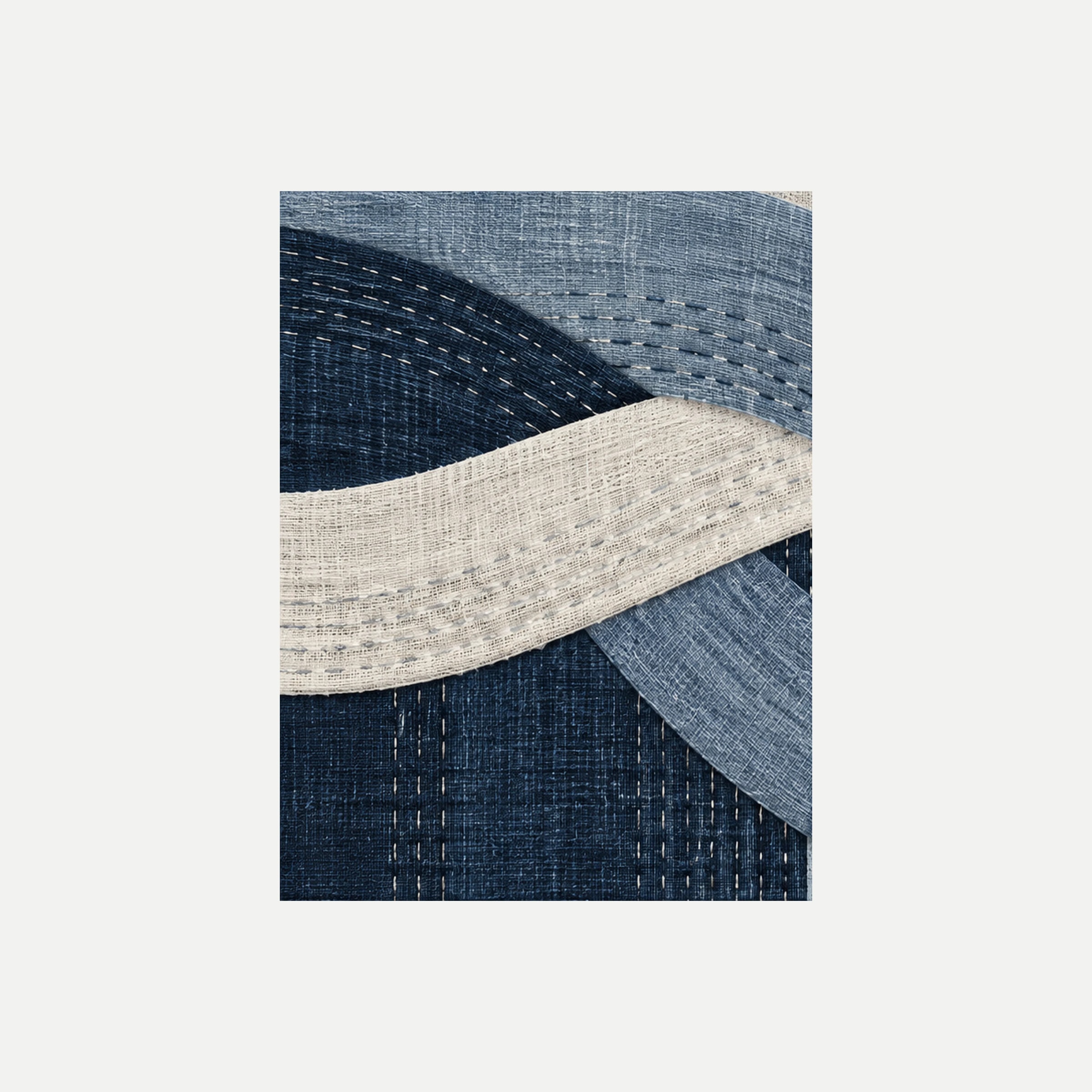 Indigo Loom I: una banda clara arqueada sobre franjas azul índigo de apariencia tejida, sin marco, sobre fondo neutro.