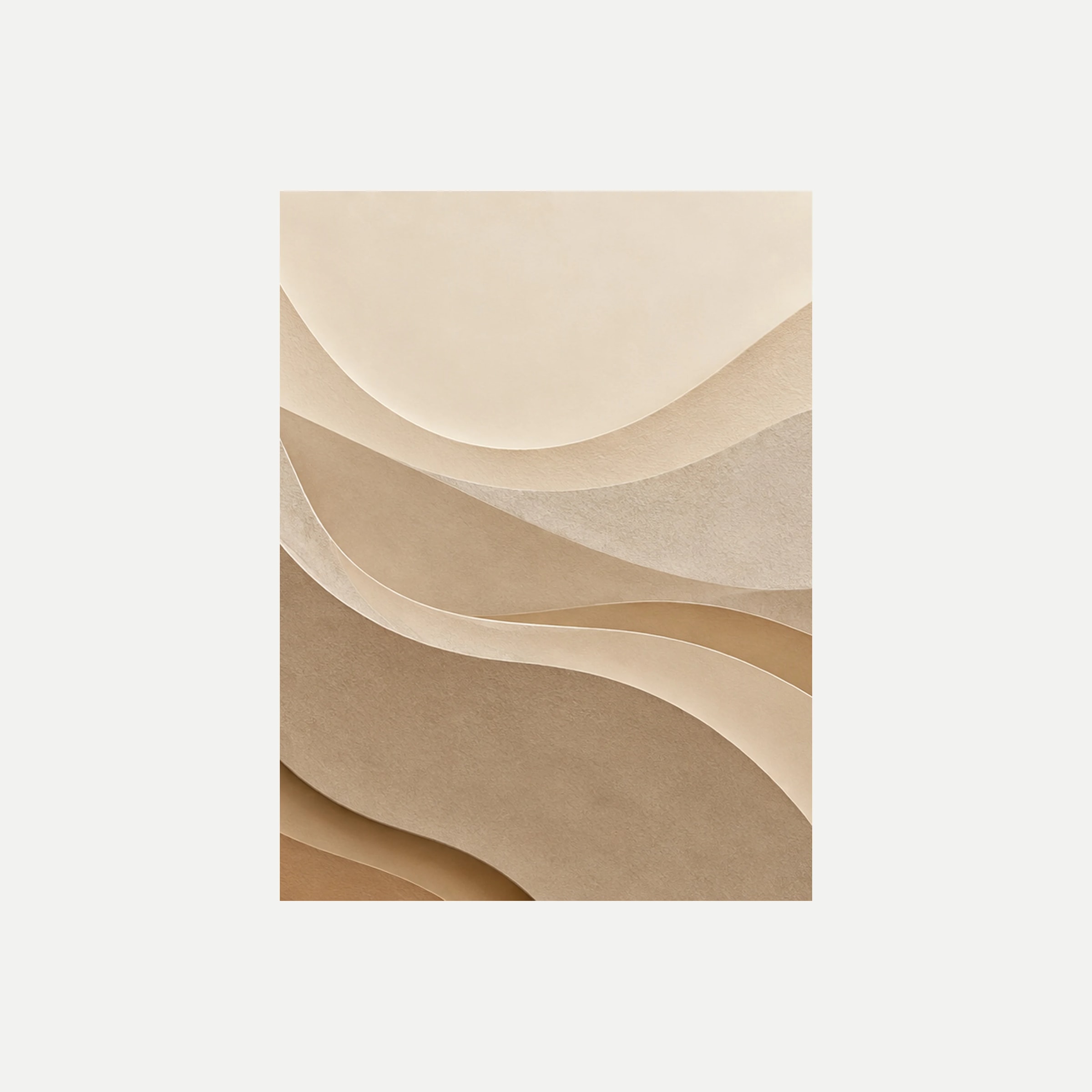 Dune Contours II: capas ondulantes crema y beige que se estrechan hacia el centro, sin marco, sobre fondo neutro.