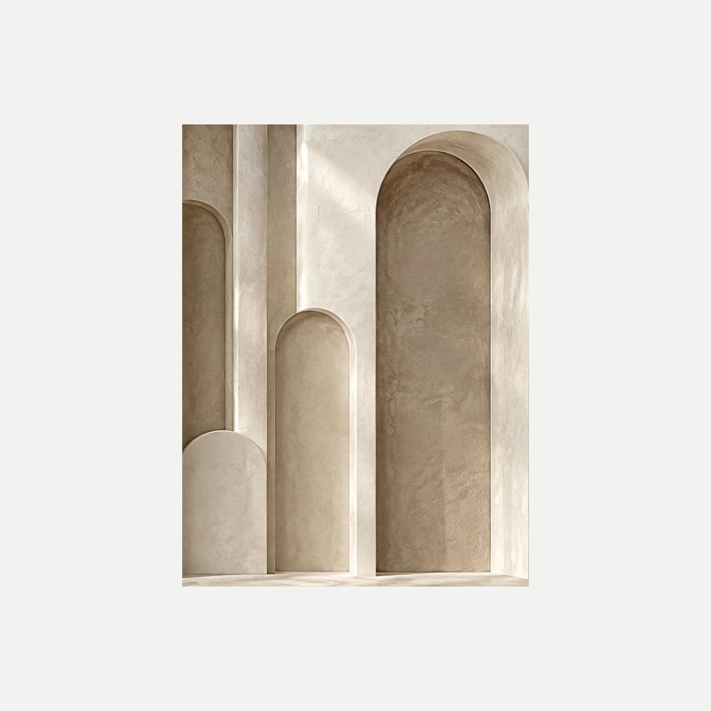 Quiet Arches III: un nicho alto arena junto a un pequeño arco claro, sin marco, sobre fondo neutro.