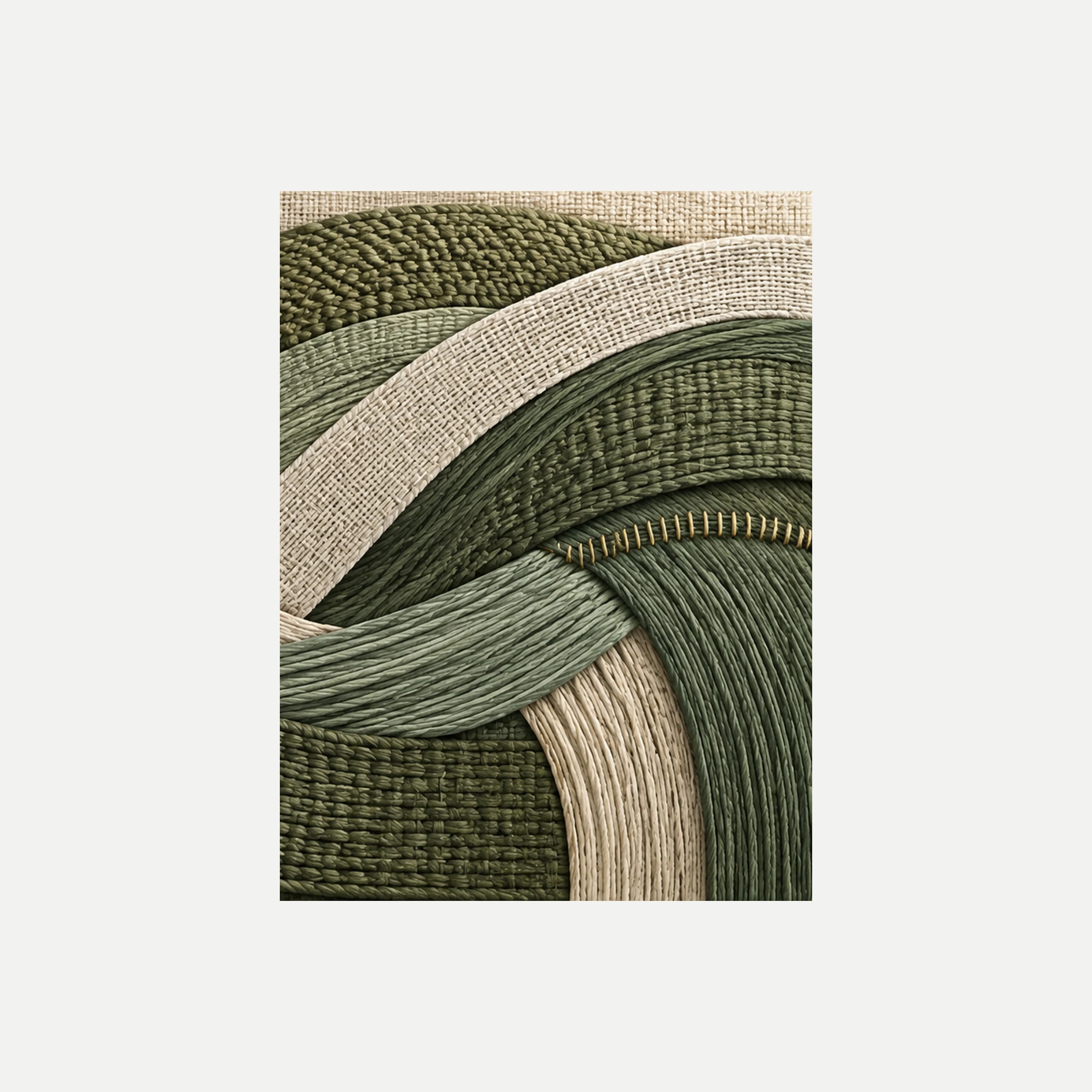 Eucalyptus Weave III: un bucle de bandas verdes junto a una franja clara de líneas finas, sin marco, sobre fondo neutro.