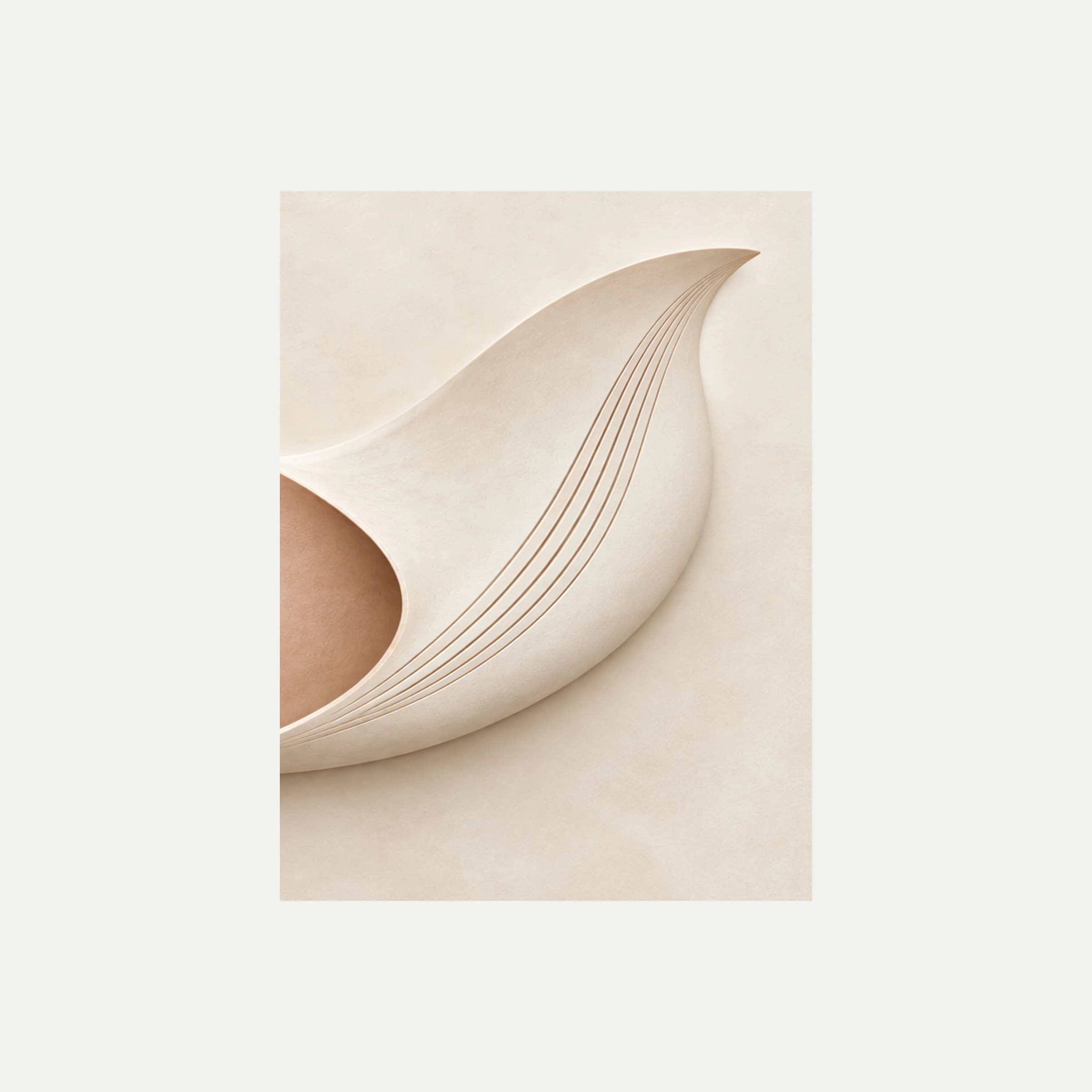 Porcelana y arcilla III: una forma clara de punta ascendente con líneas finas paralelas sobre fondo beige, sin marco, sobre fondo neutro.