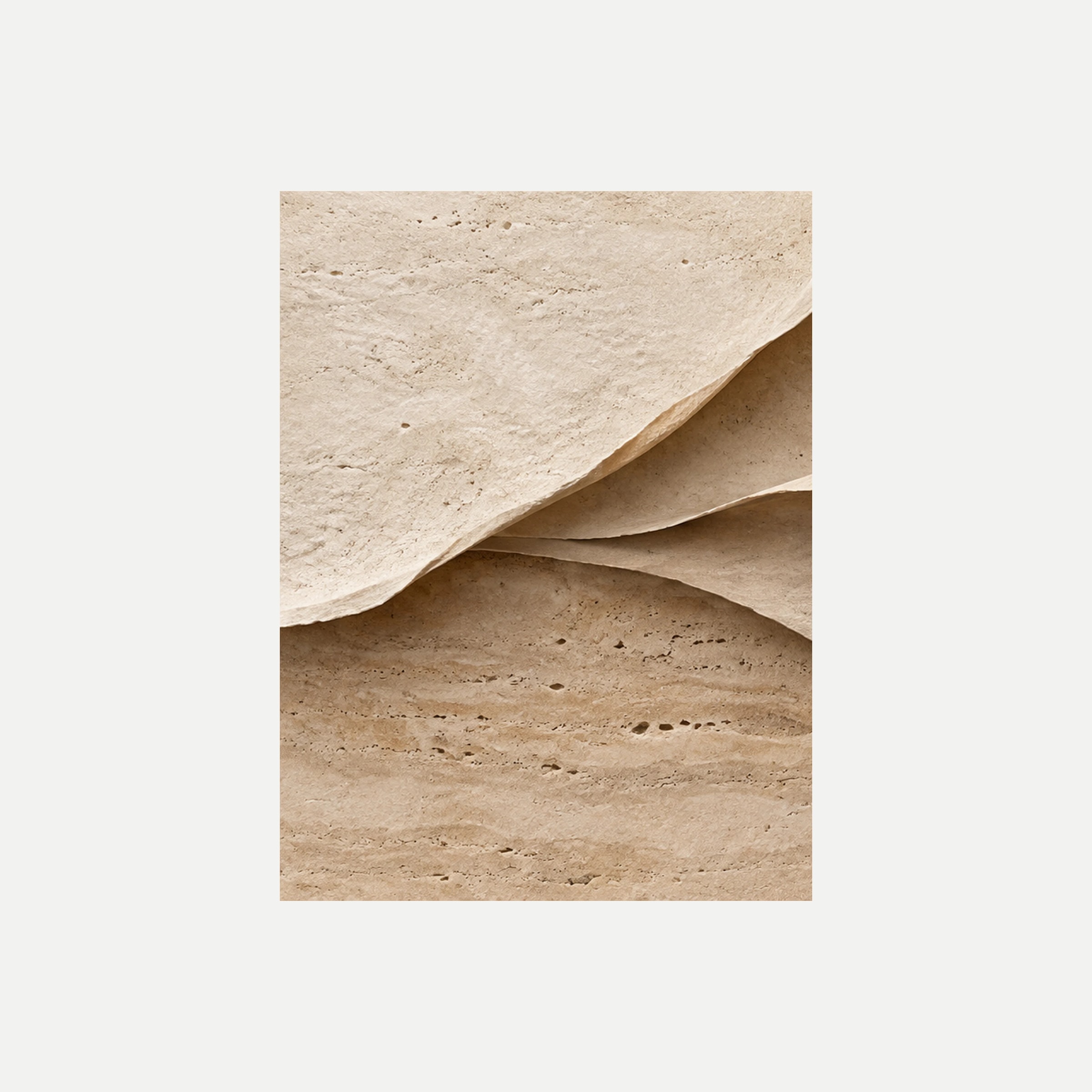 Pliegues de caliza I: un gran pliegue crema aparente sobre formas beige curvadas y sombras representadas, sin marco, sobre fondo neutro.