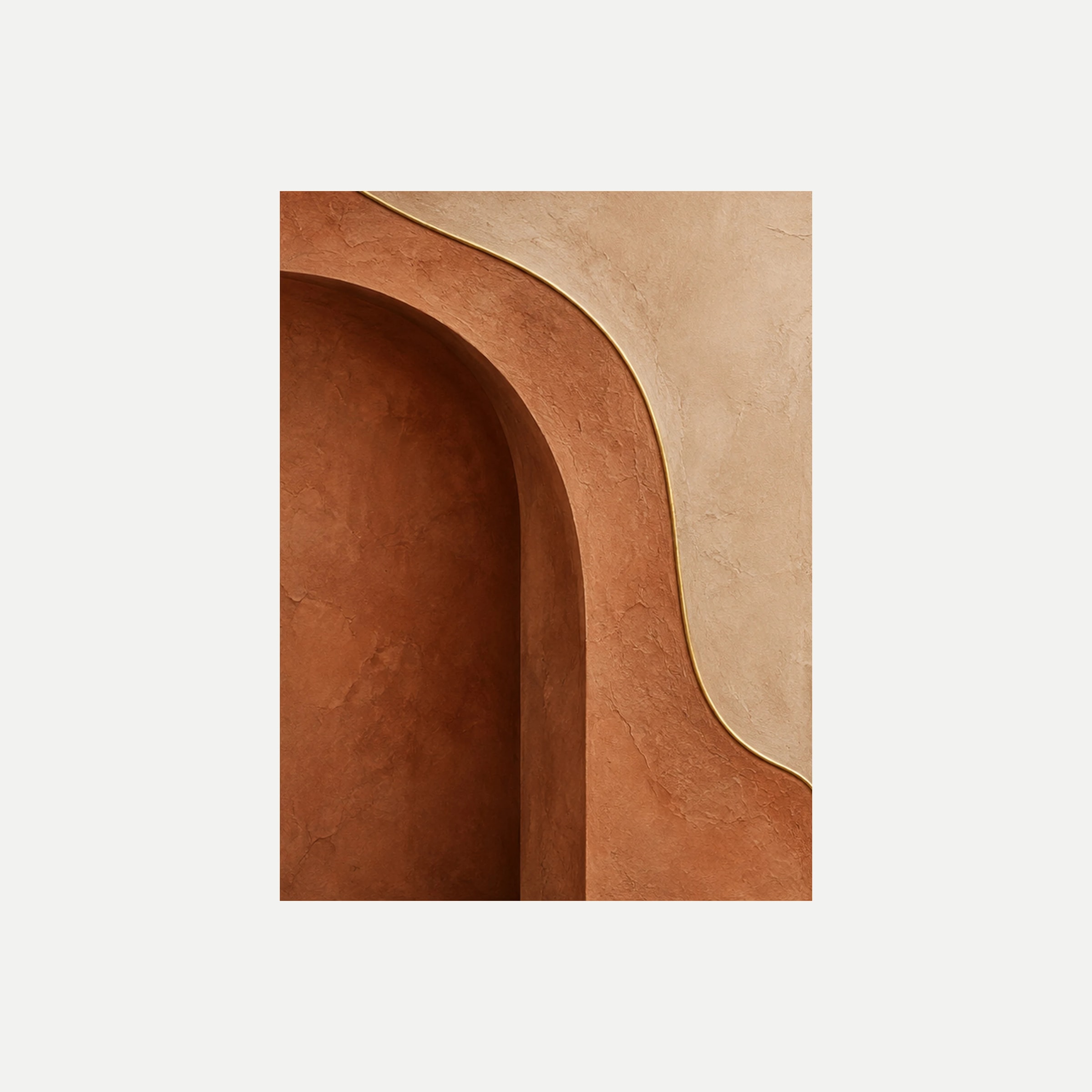 Umbrales de arcilla I: un gran arco terracota parcialmente visible junto a un borde curvo color crema, sin marco, sobre fondo neutro.