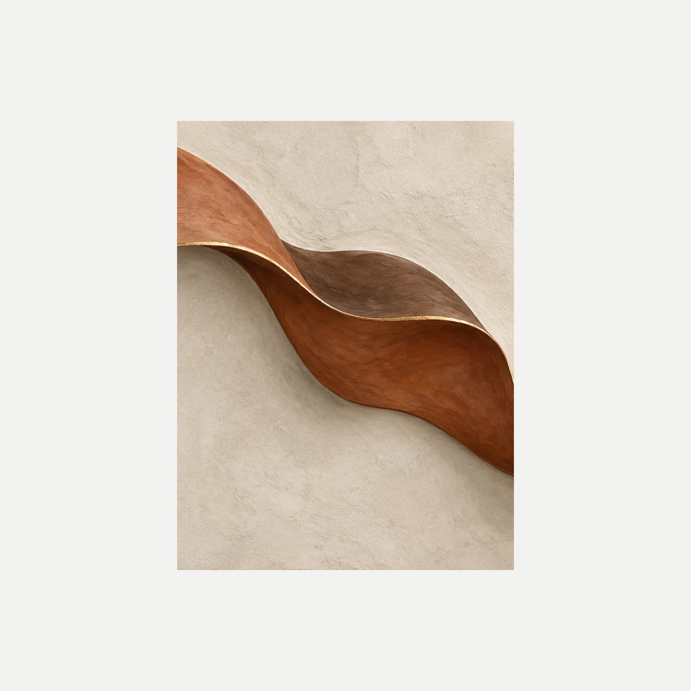 Ember Ribbon I: una cinta terracota y marrón que se curva en diagonal sobre un amplio fondo crema, sin marco, sobre fondo neutro.