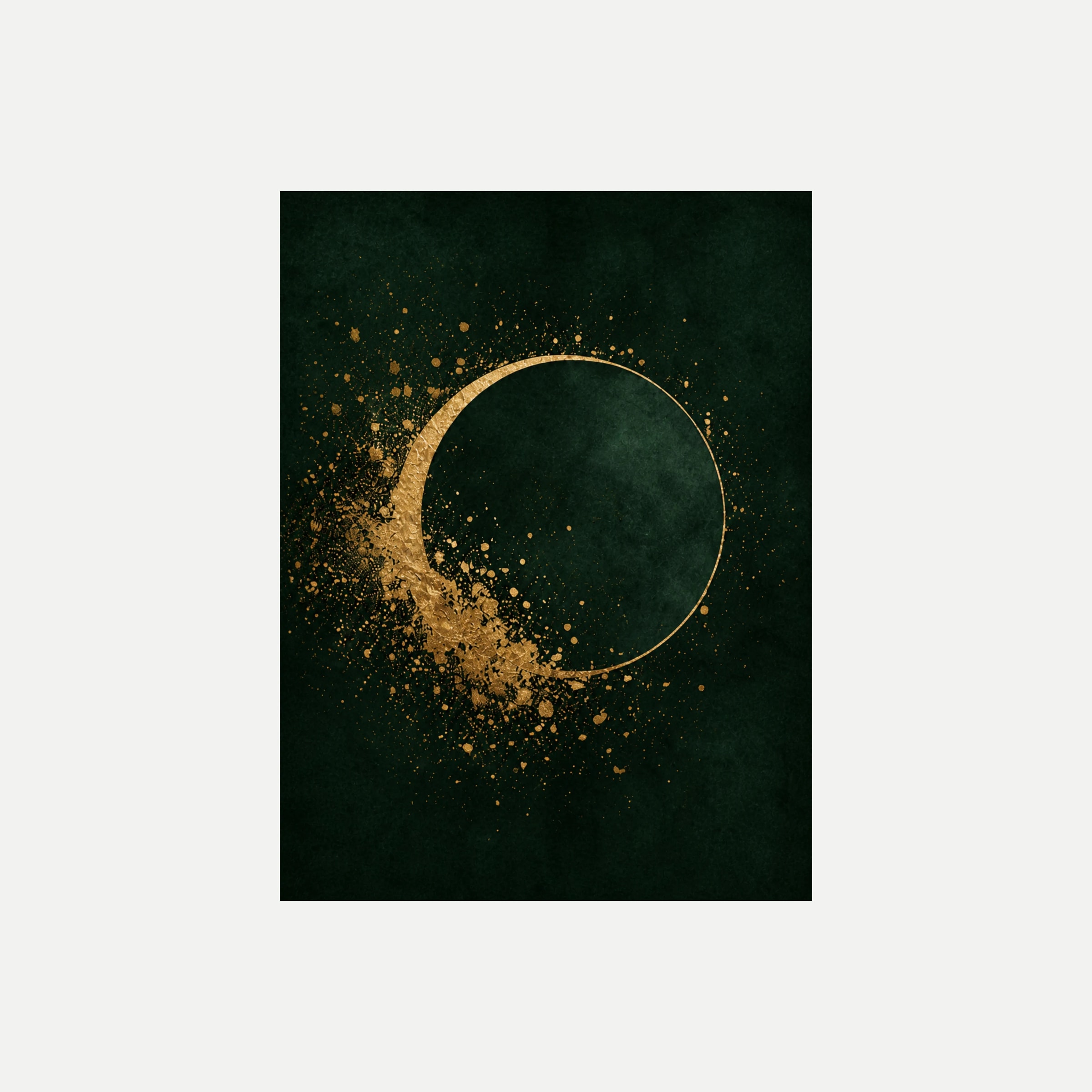 Gilded Eclipse II: un eclipse circular rodeado de puntos cálidos sobre verde profundo, sin marco, sobre fondo neutro.