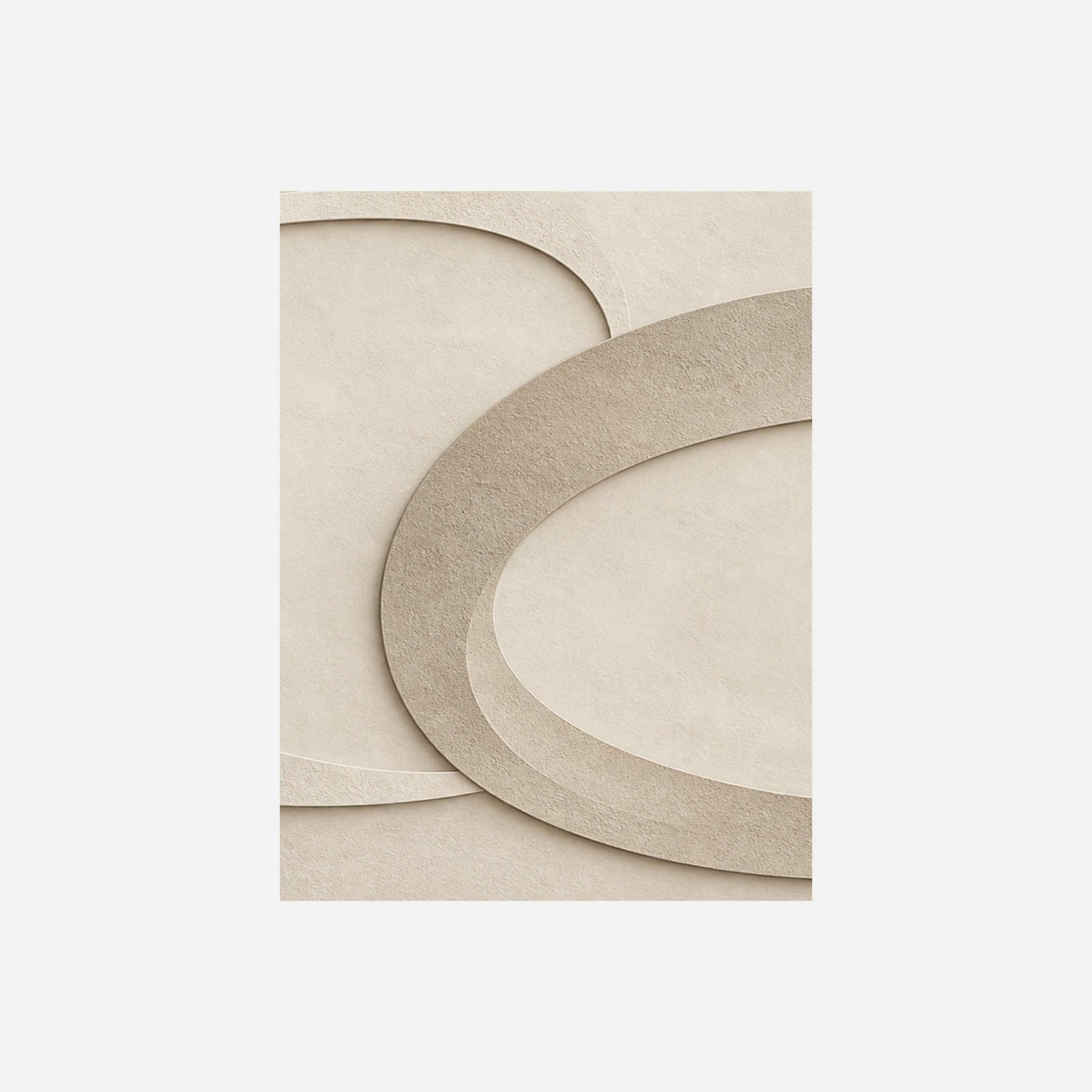 Mellow Orbit III: una gran forma ovalada beige sobre curvas claras, sin marco, sobre fondo neutro.