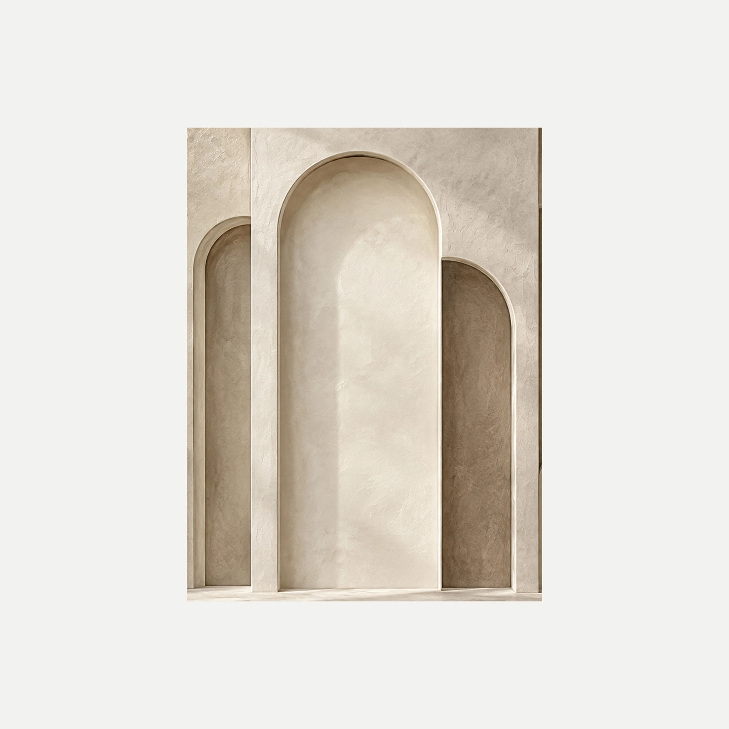 Quiet Arches II: un arco central claro entre nichos más estrechos de tonos beige, sin marco, sobre fondo neutro.