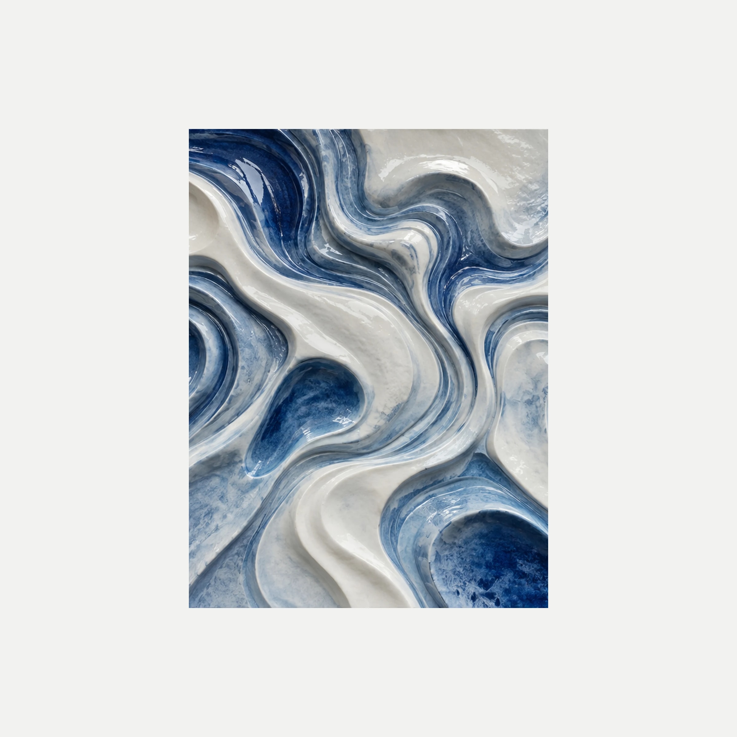 Cobalt Relief II: crestas blancas y grises que serpentean entre pequeñas cavidades azules, sin marco, sobre fondo neutro.