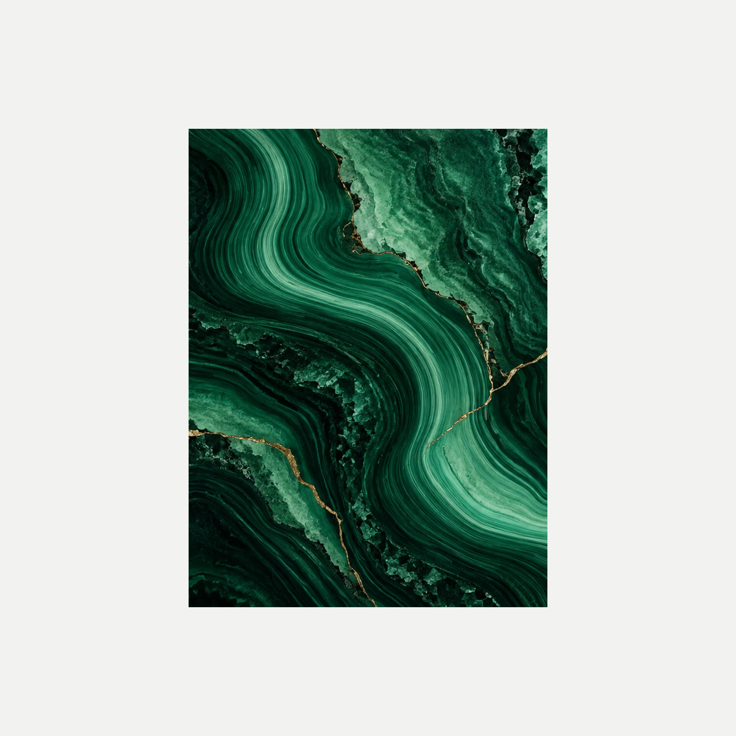 Malachite Thread II: una franja sinuosa verde clara entre bandas esmeralda profundas, sin marco, sobre fondo neutro.