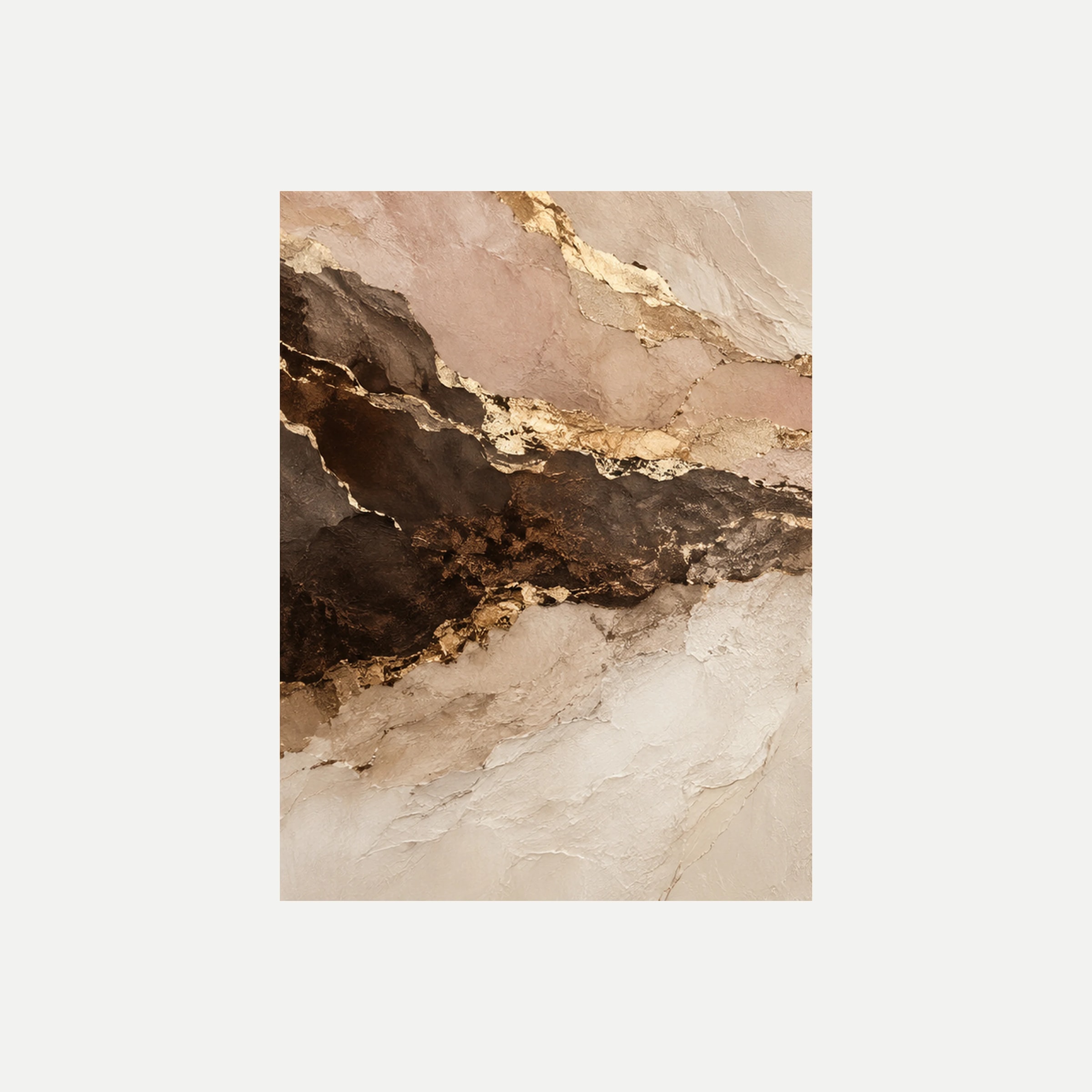 Champagne Edge I: una veta café oscura que cruza superficies crema y beige, sin marco, sobre fondo neutro.
