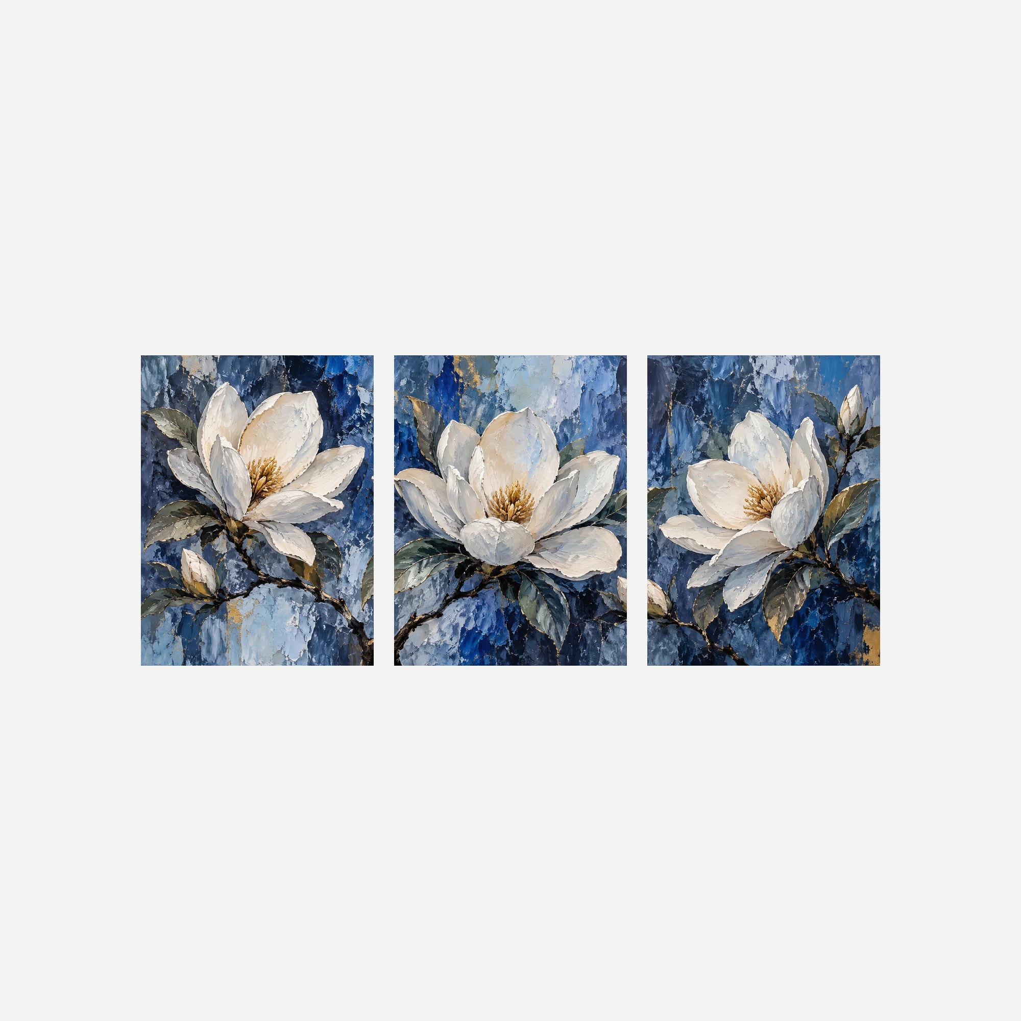 Tres paneles sin marco sobre fondo neutro con magnolias de pétalos claros y centros cálidos, hojas y capullos sobre fondos azul profundo.