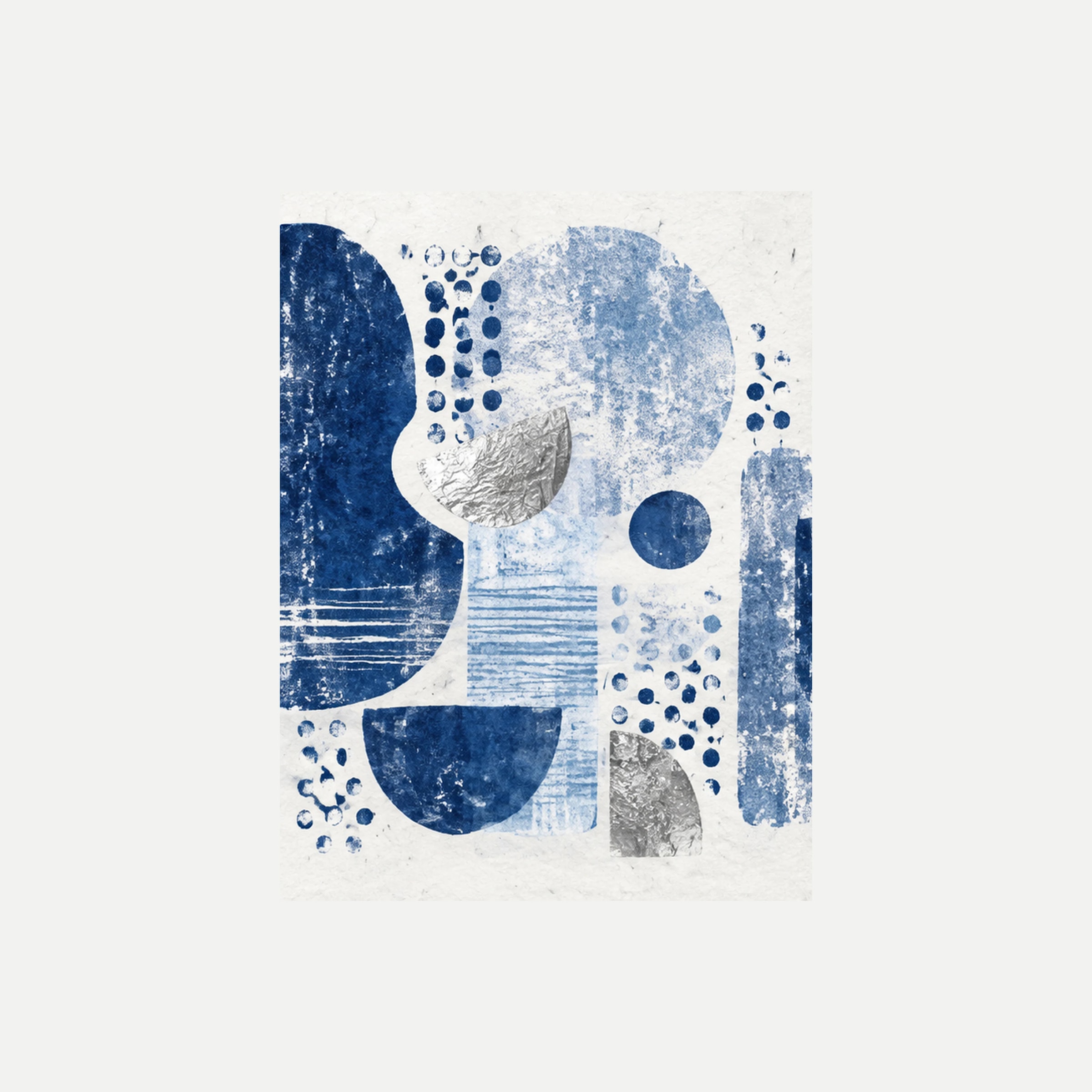 Indigo Imprint I: semicírculos azules apilados junto a puntos y franjas de apariencia irregular, sin marco, sobre fondo neutro.
