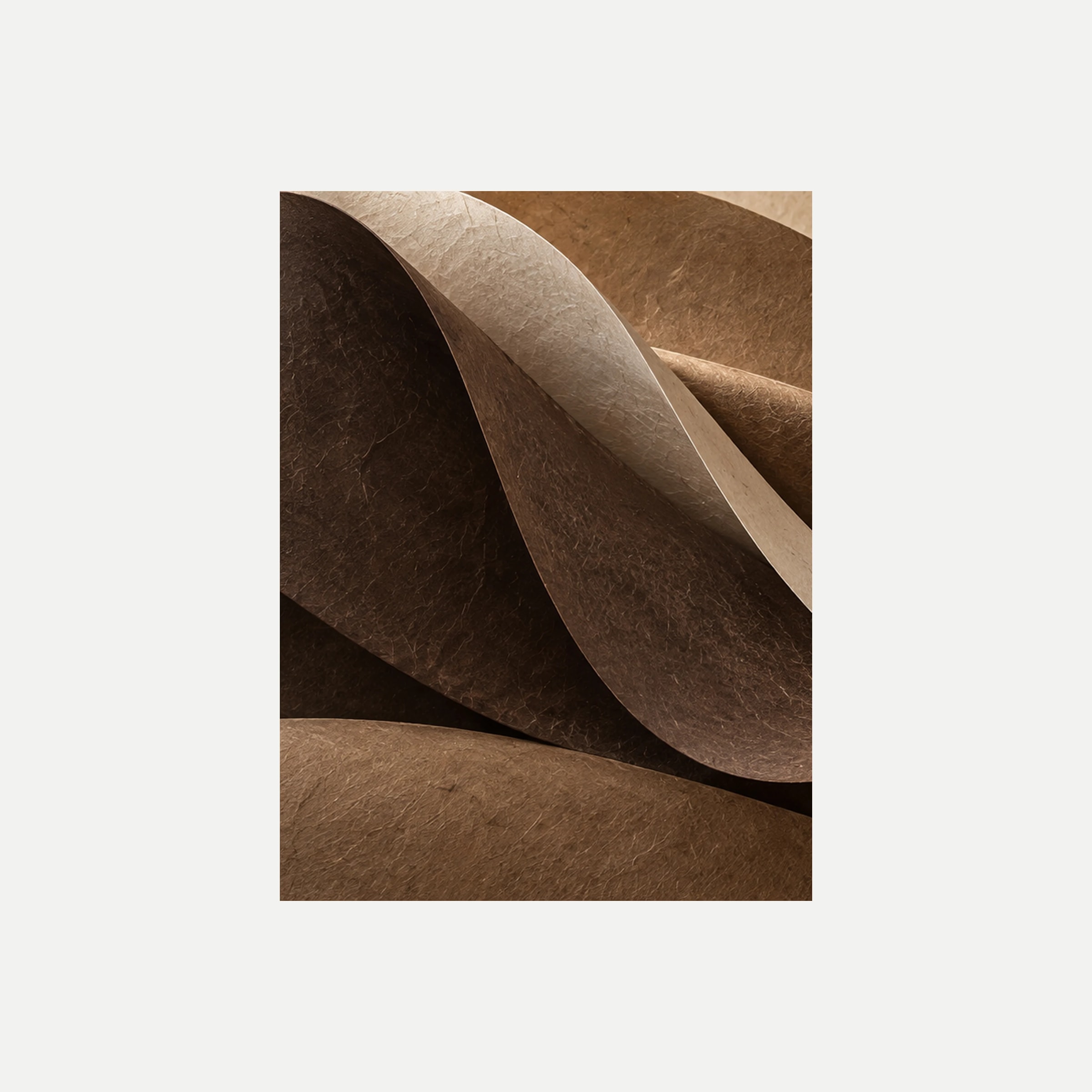 Cocoa Fold I: un pliegue café oscuro cruzado por una banda crema diagonal, sin marco, sobre fondo neutro.