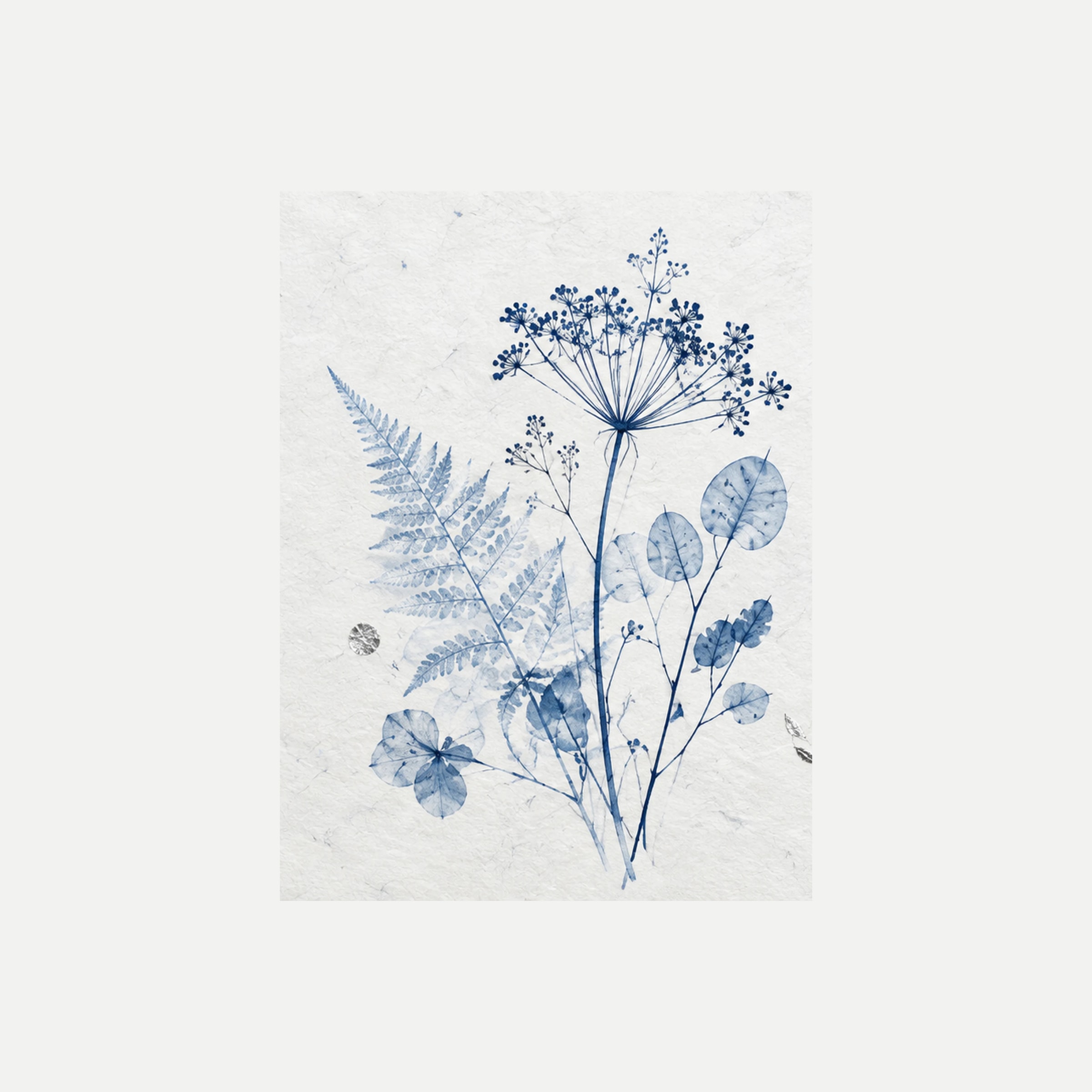 Blue Herbarium II: tallos azules delicados y pequeñas flores abiertos sobre un fondo claro, sin marco, sobre fondo neutro.