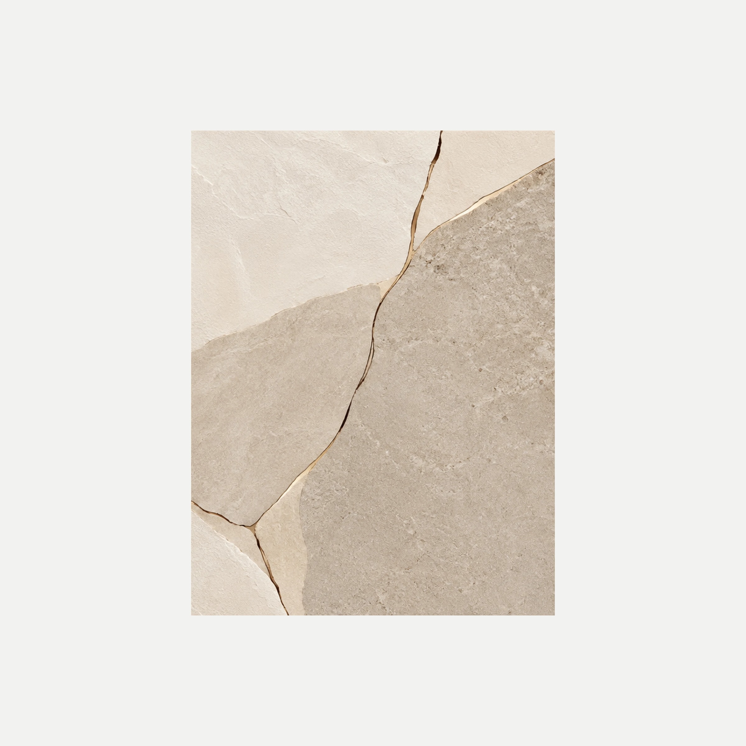 Quiet Kintsugi III: una grieta representada que asciende entre superficies claras, sin marco, sobre fondo neutro.