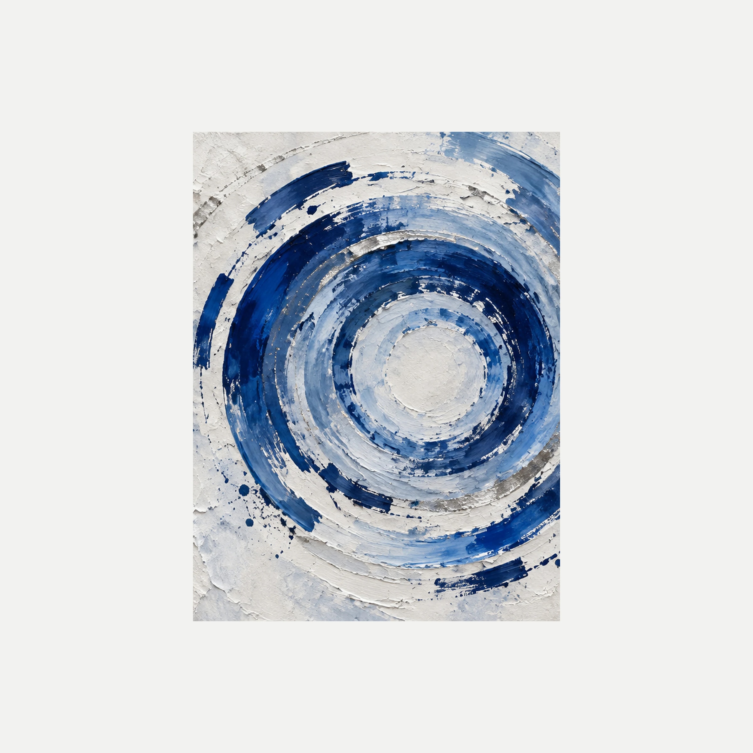 Indigo Resonance II: un círculo de anillos azules irregulares alrededor de un centro claro, sin marco, sobre fondo neutro.