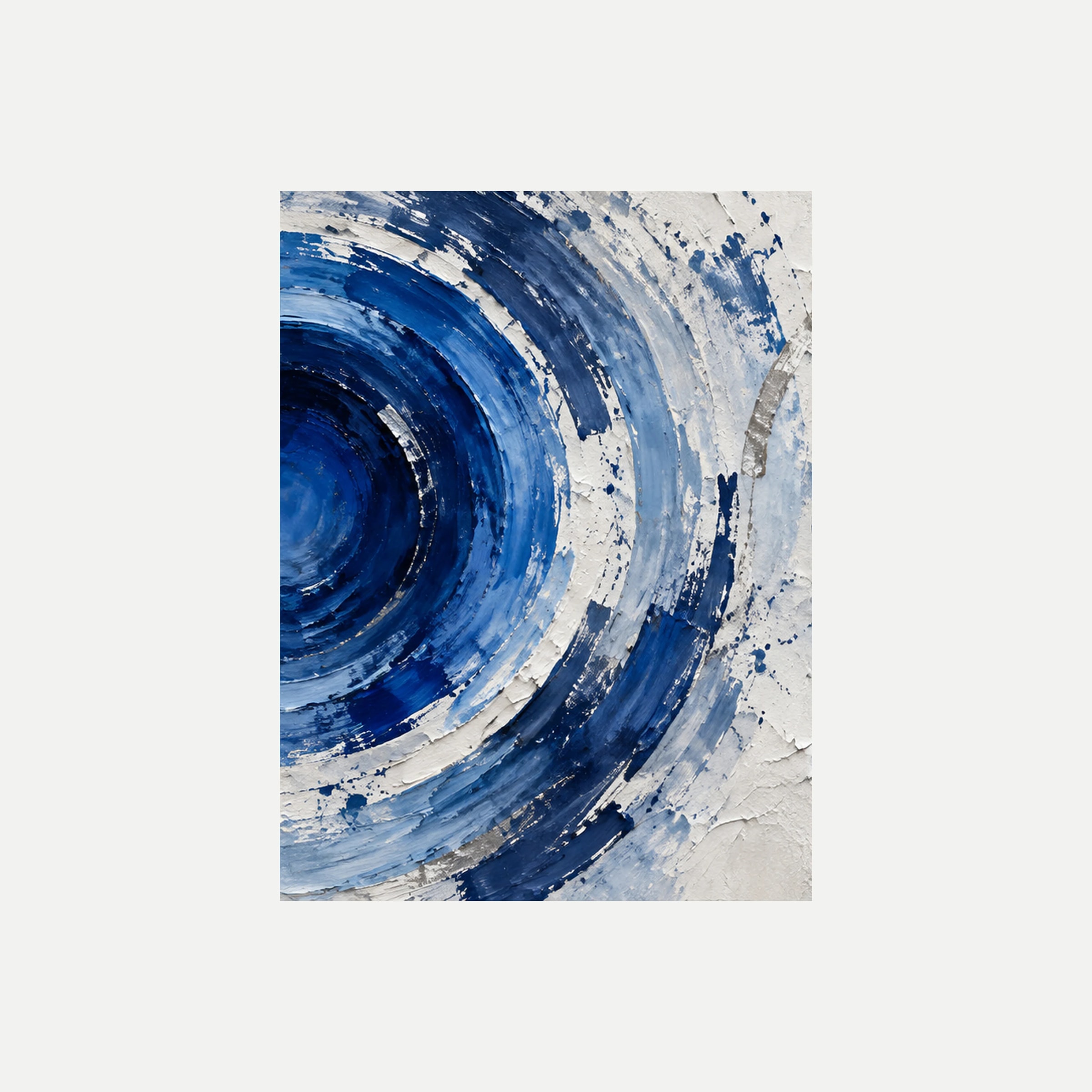 Indigo Resonance I: arcos de azul índigo que entran por la izquierda con bordes gestuales, sin marco, sobre fondo neutro.