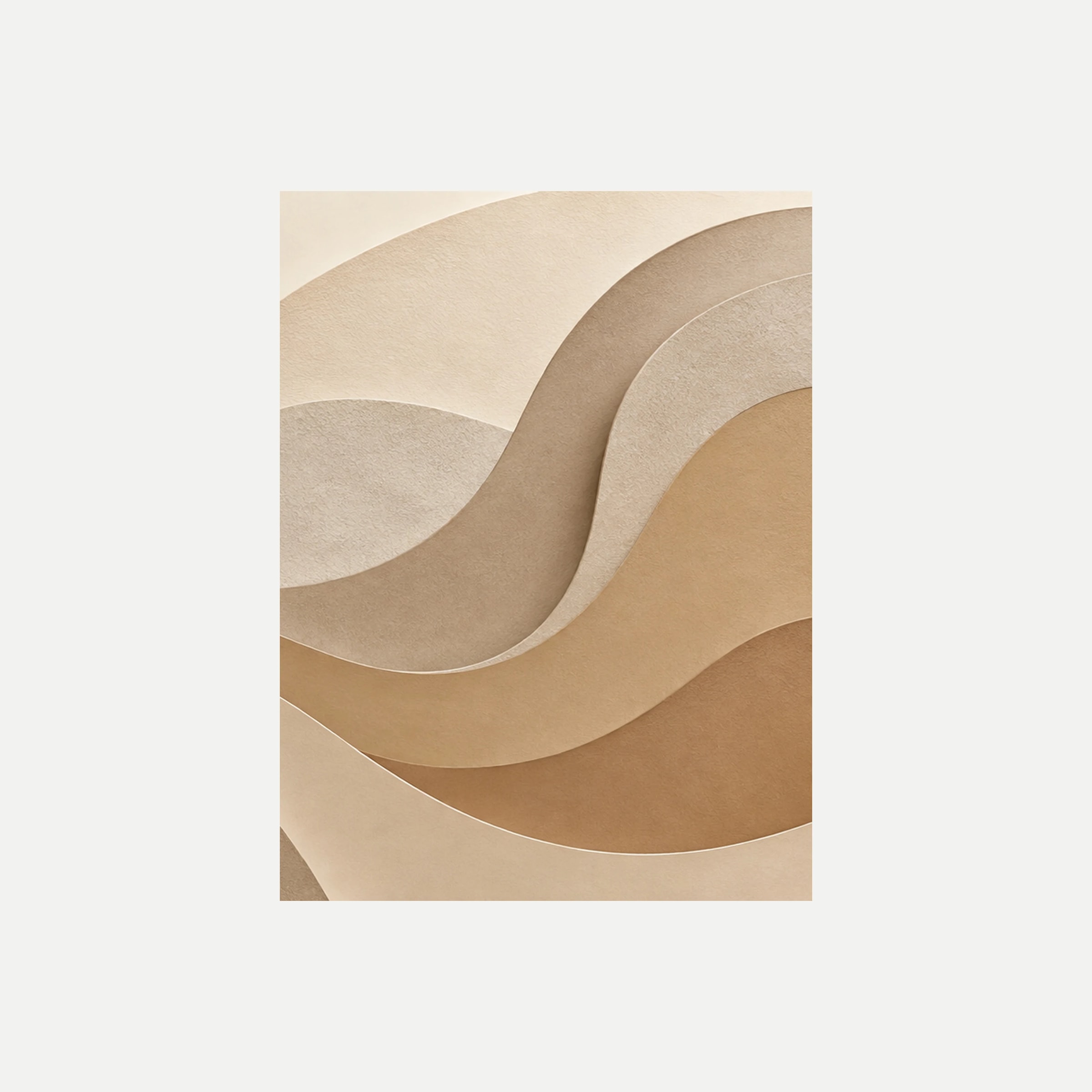 Dune Contours III: una curva ascendente de franjas crema, arena y ocre, sin marco, sobre fondo neutro.