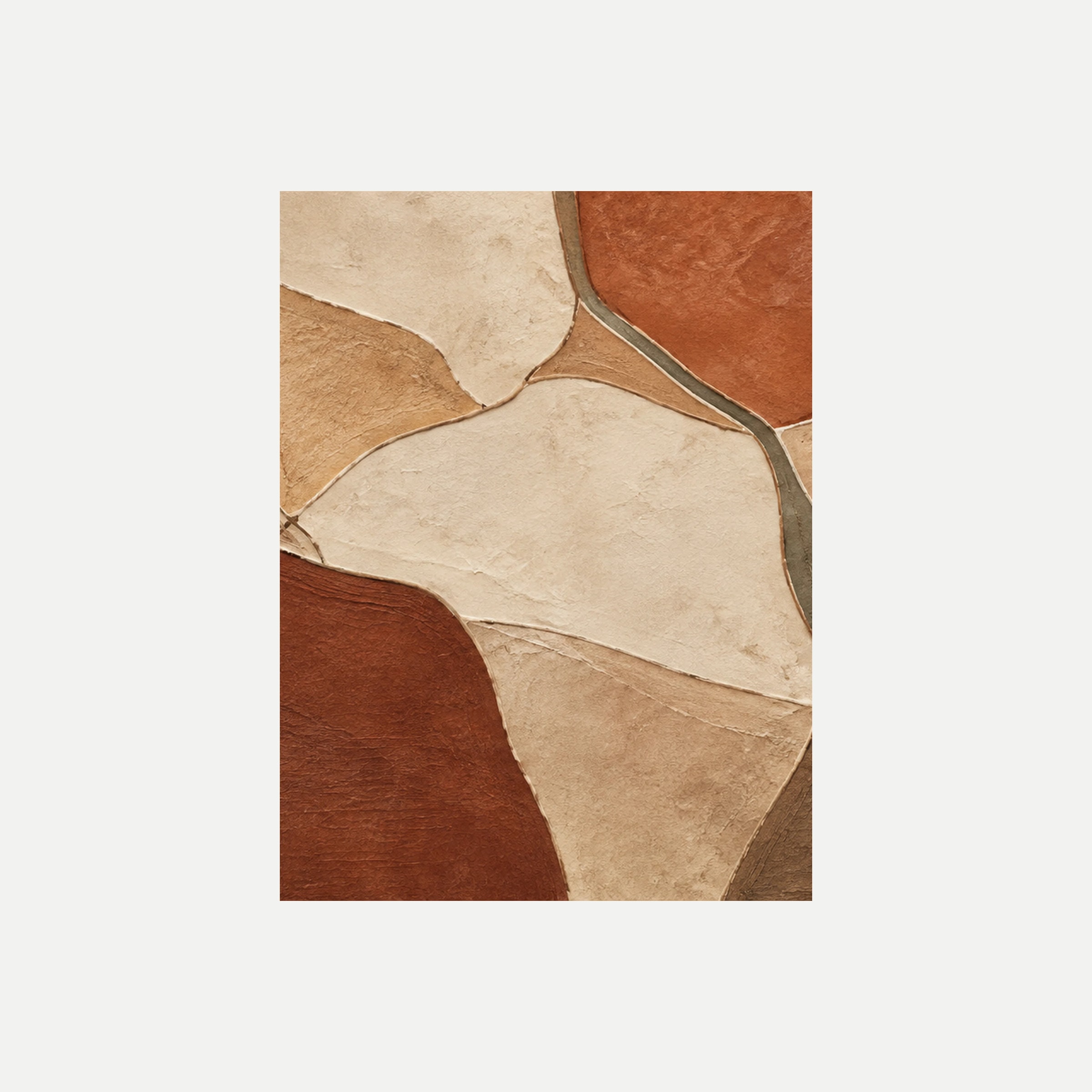 Fragmentos de adobe II: una forma crema irregular entre zonas terracota y una estrecha banda gris verdoso, sin marco, sobre fondo neutro.