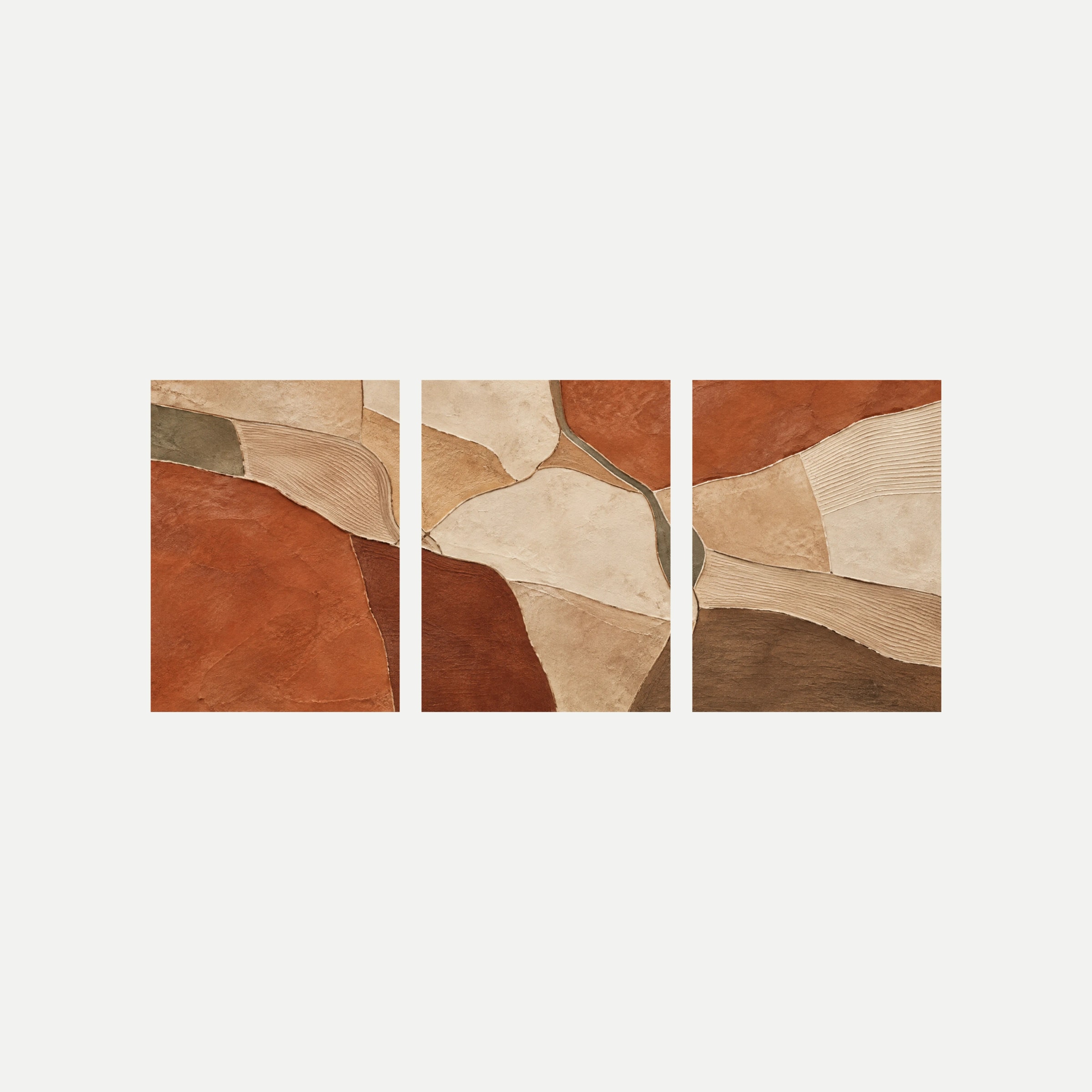 Tres paneles sobre fondo neutro con planos irregulares terracota, crema y verde grisáceo, algunos atravesados por líneas paralelas.