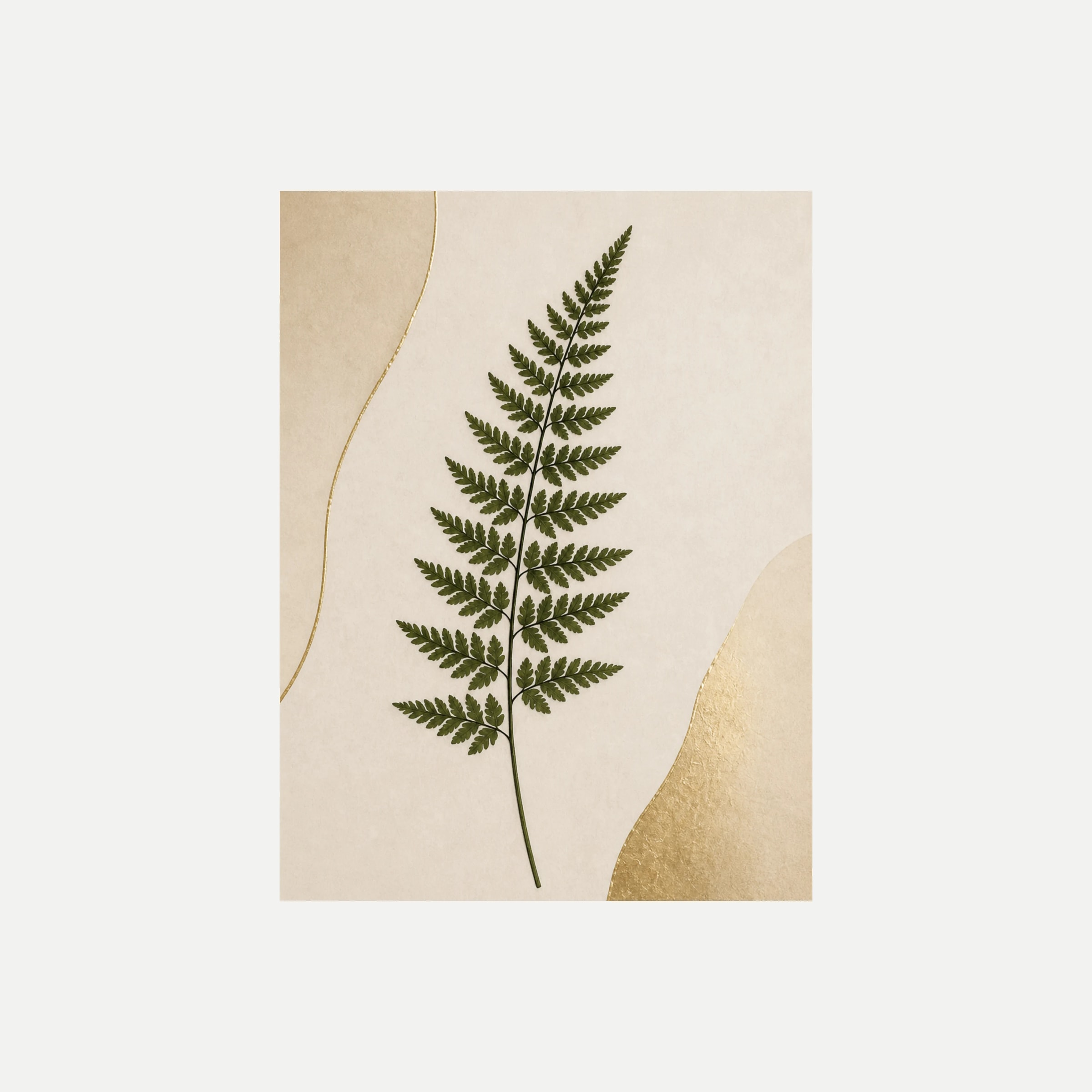 Fern Column I: una hoja de helecho verde vertical sobre crema y curvas beige, sin marco, sobre fondo neutro.
