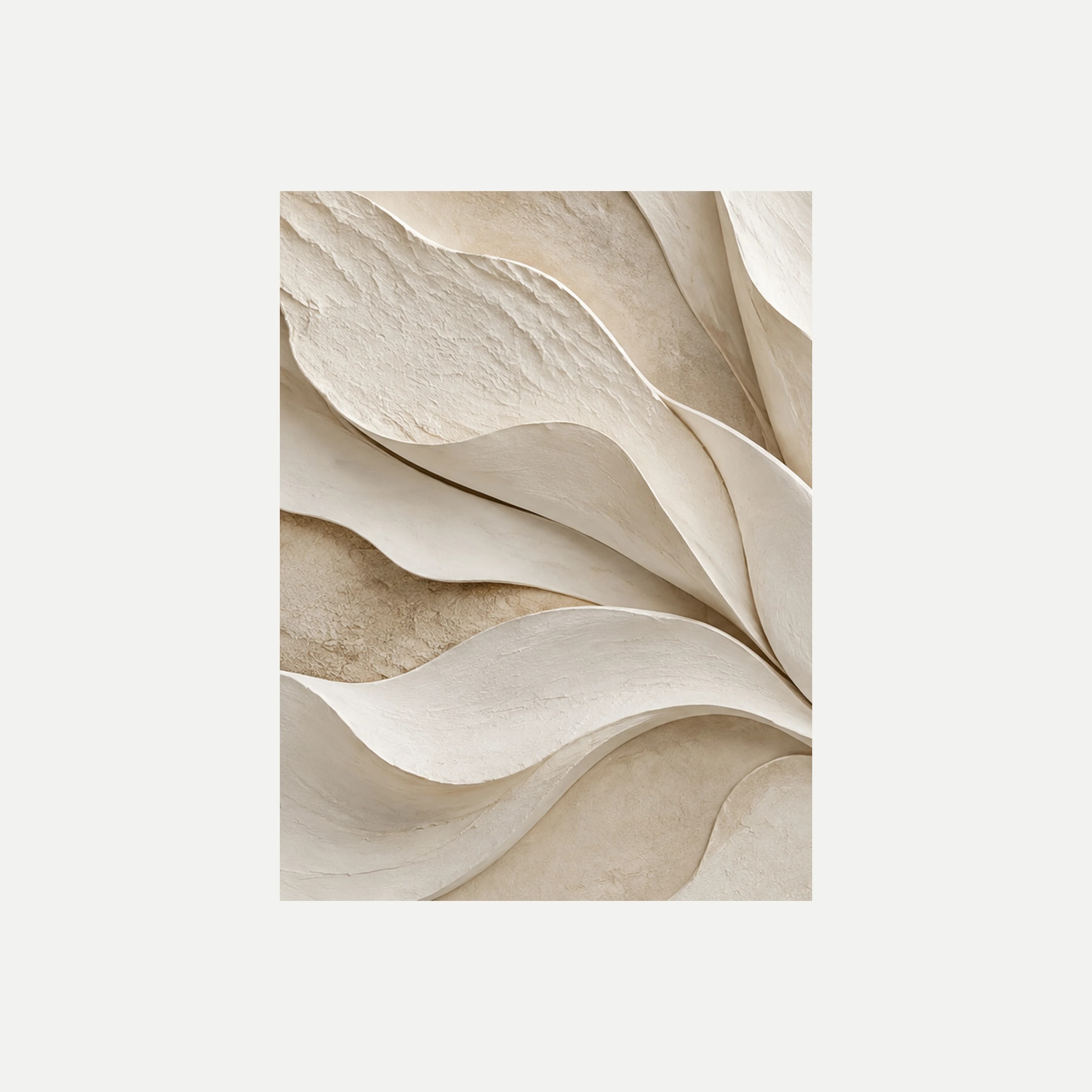 Alabaster Bloom I: pétalos abstractos marfil alargados que se abren sobre un fondo beige, sin marco, sobre fondo neutro.