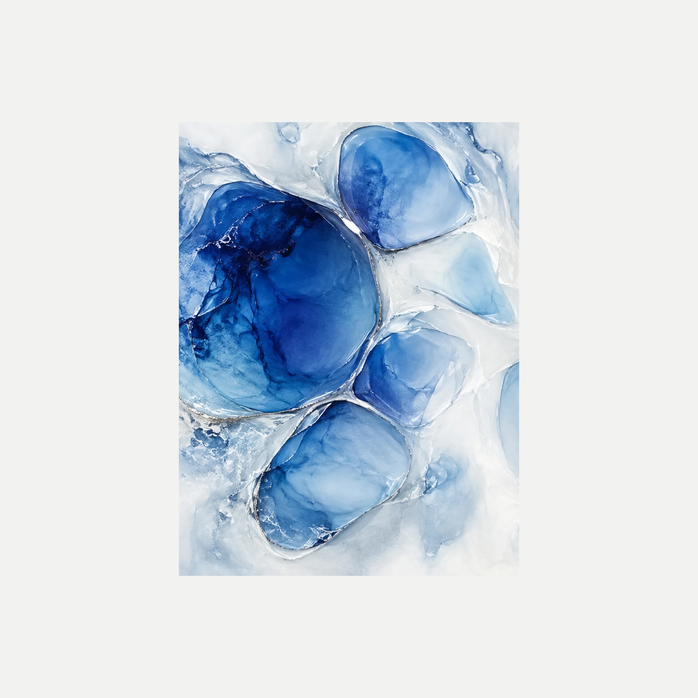 Aqua Cells I: formas orgánicas azules redondeadas agrupadas a la izquierda del fondo claro, sin marco, sobre fondo neutro.