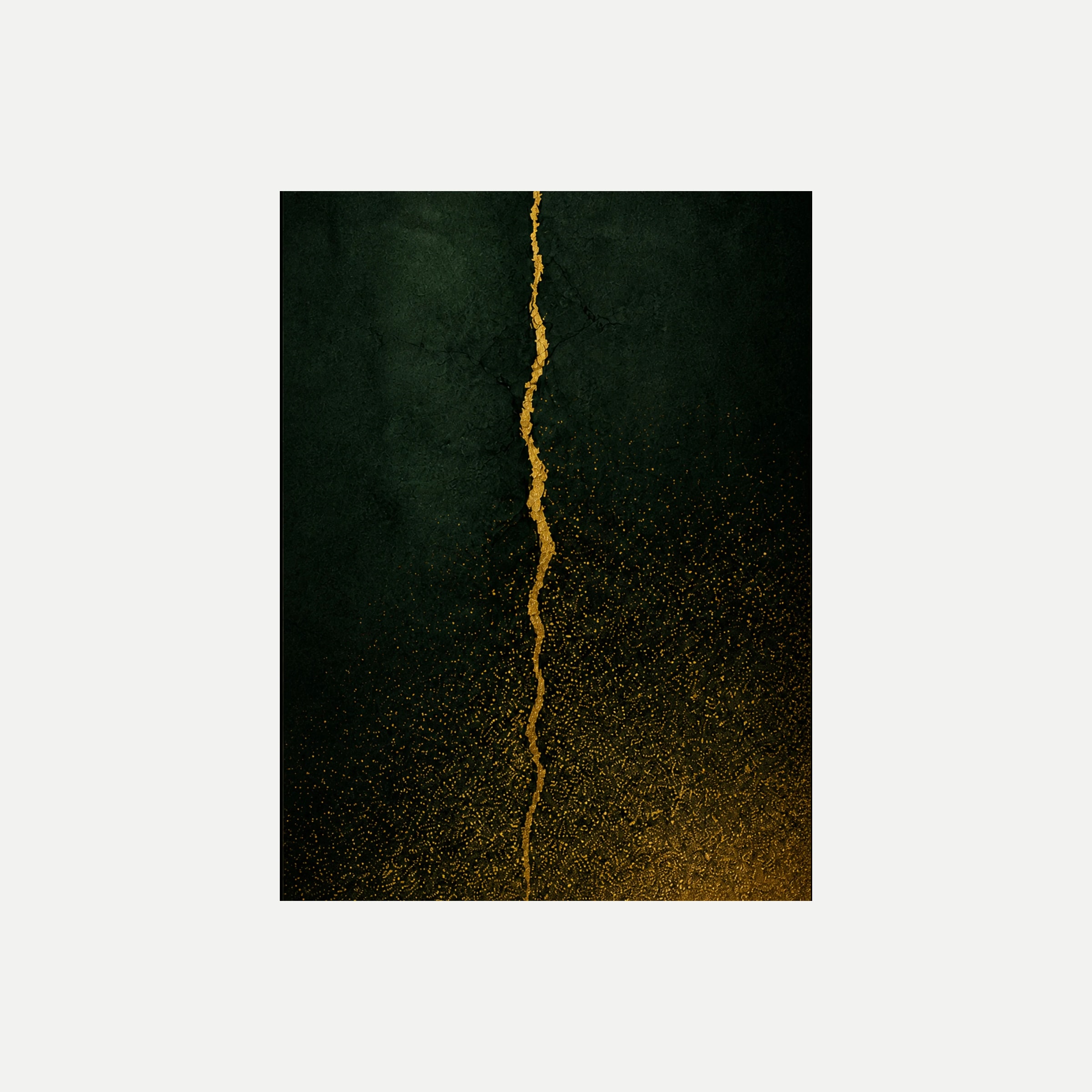 Kintsugi Axis II: una línea cálida irregular vertical con puntos dispersos en la base, sin marco, sobre fondo neutro.