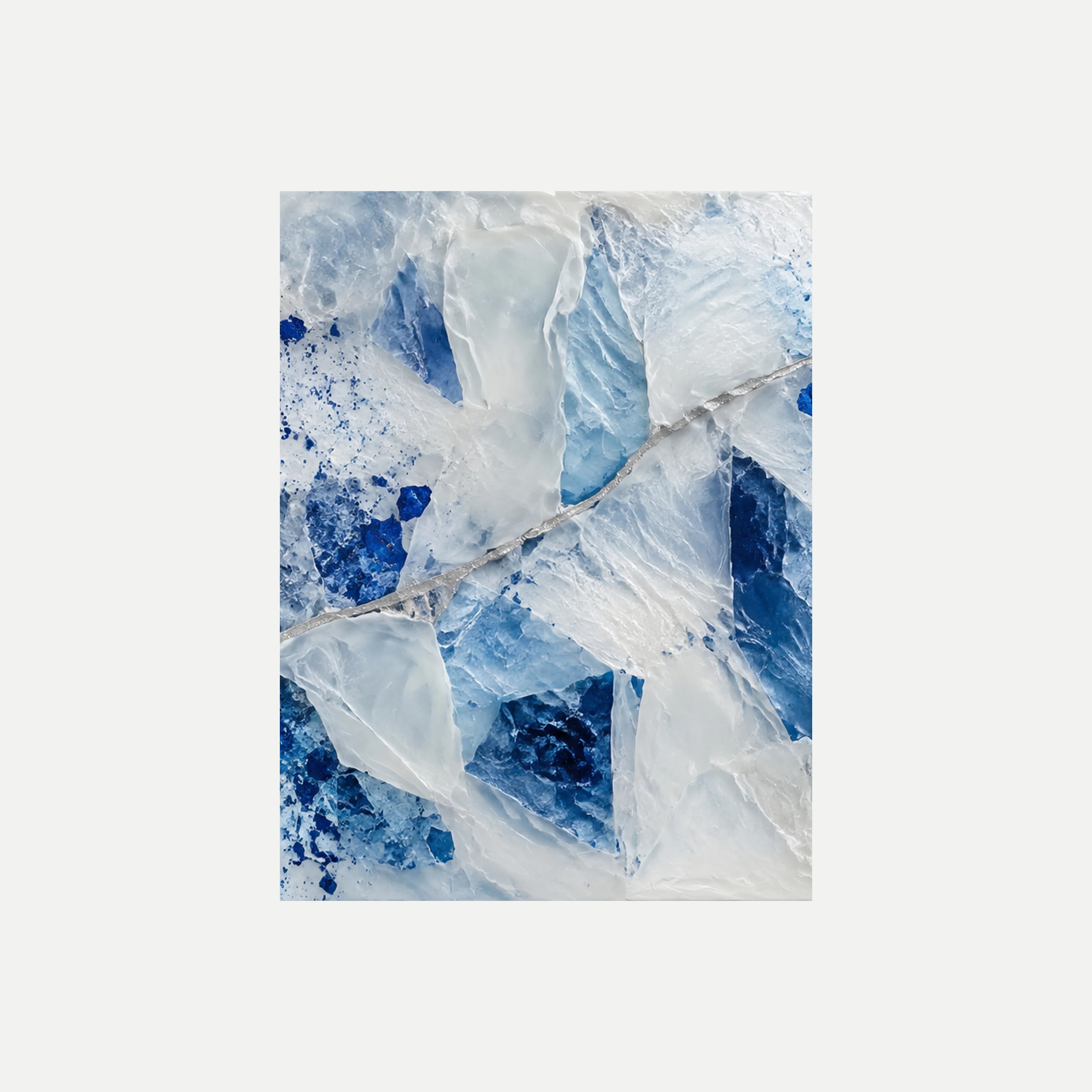 Sapphirine Fault II: una amplia zona blanca con fragmentos azules de contornos angulosos, sin marco, sobre fondo neutro.