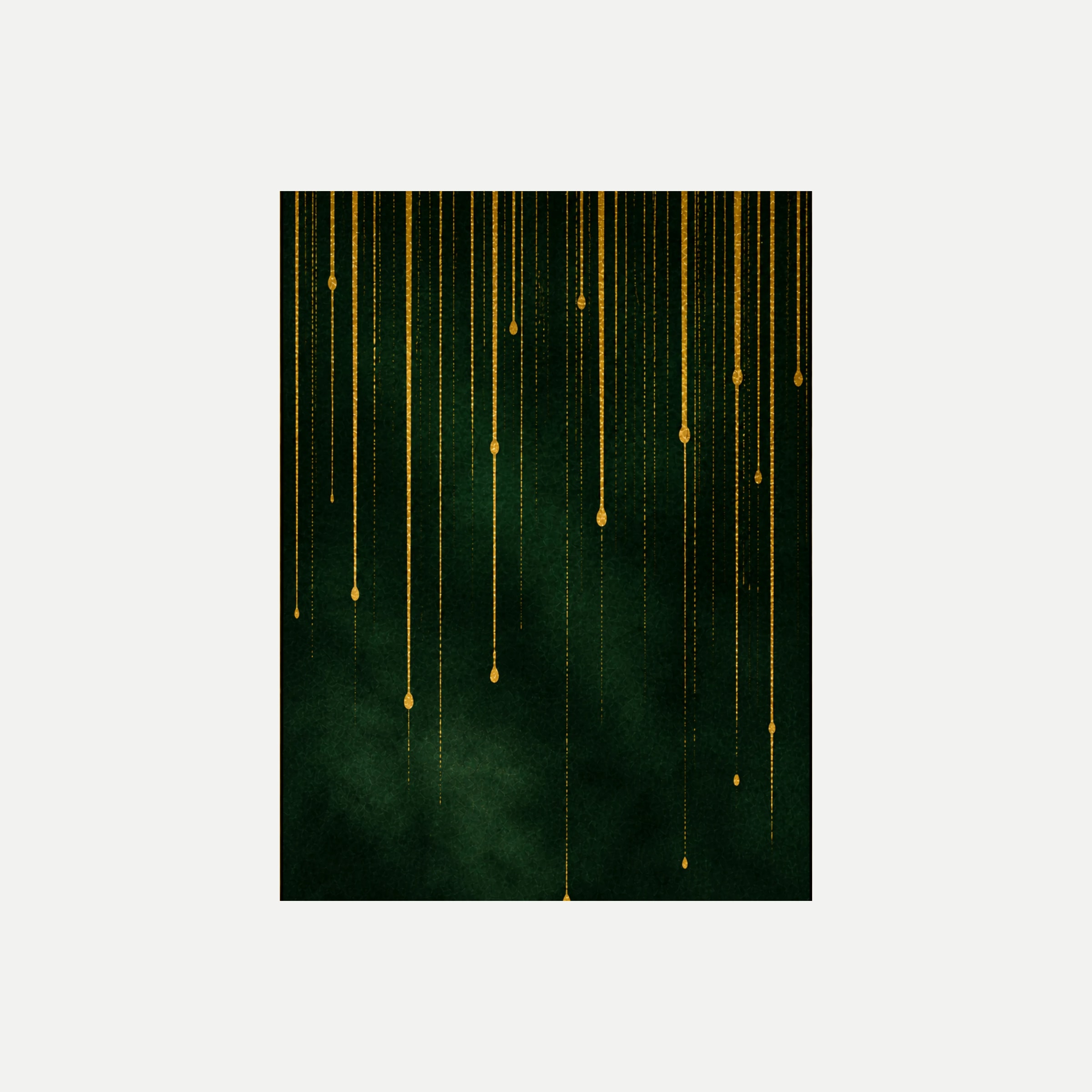 Auric Rain II: una lluvia de líneas cálidas y pequeños puntos sobre verde profundo, sin marco, sobre fondo neutro.