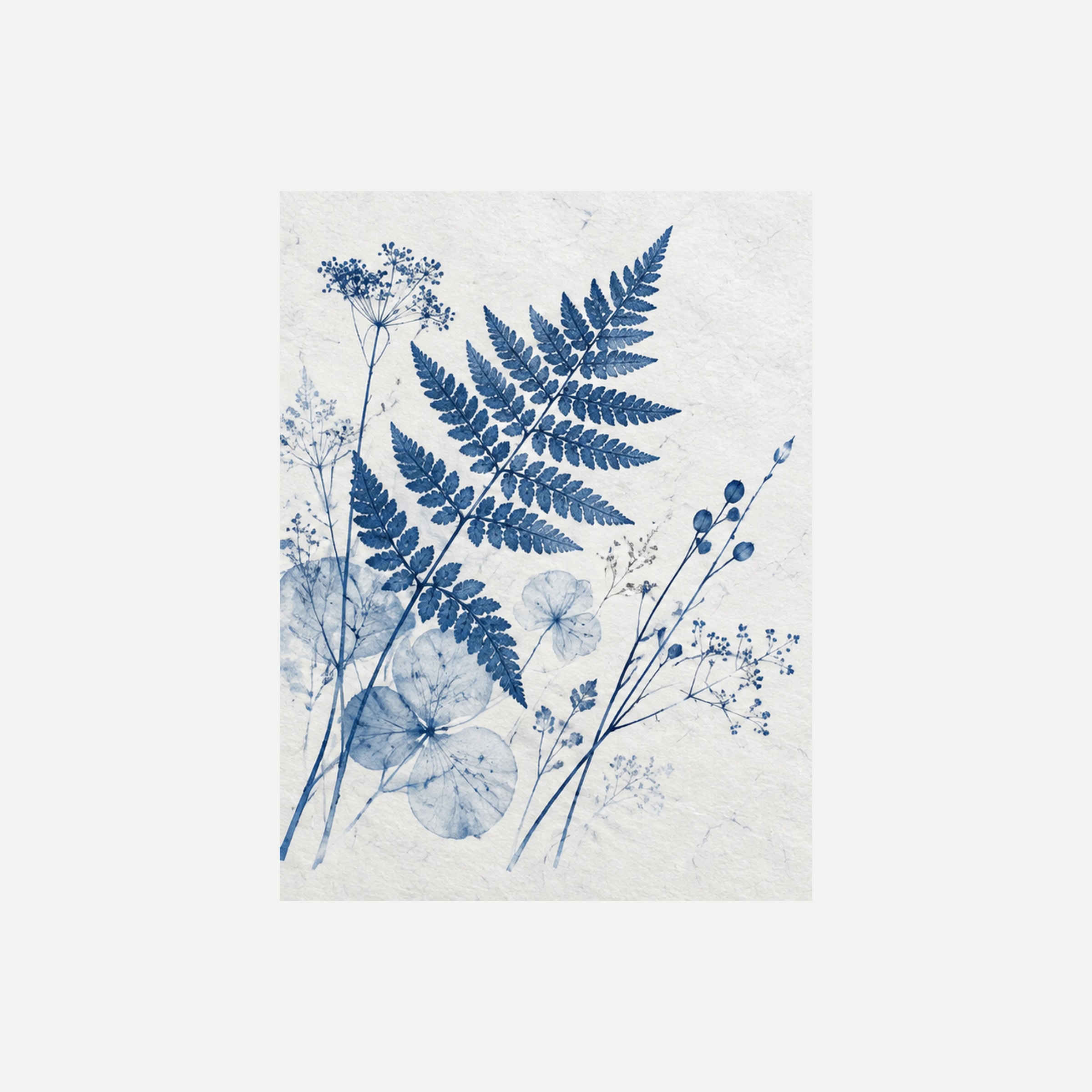 Blue Herbarium I: una hoja de helecho azul entre tallos finos y pequeñas flores claras, sin marco, sobre fondo neutro.