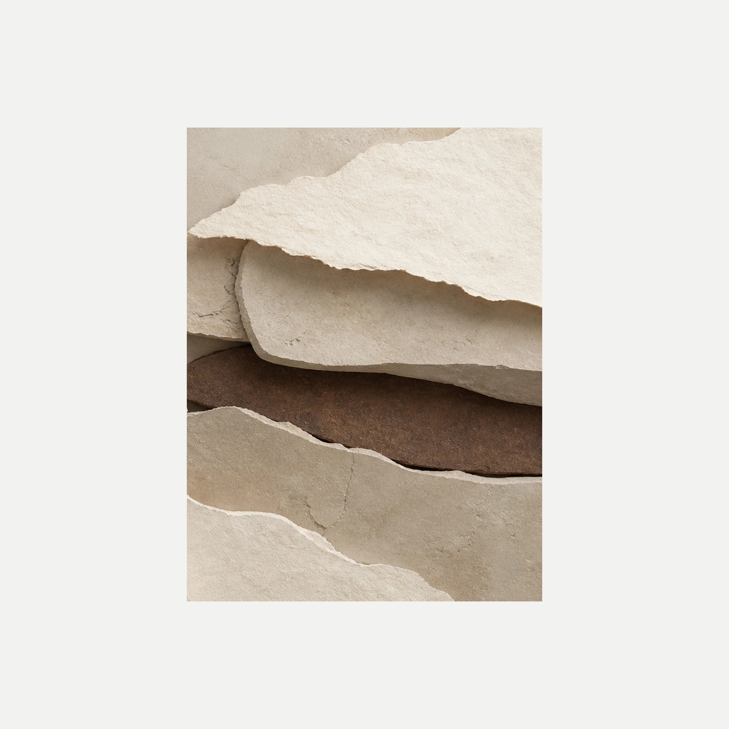 Parchment Stacks III: una capa clara amplia encima de estratos crema y marrón, sin marco, sobre fondo neutro.