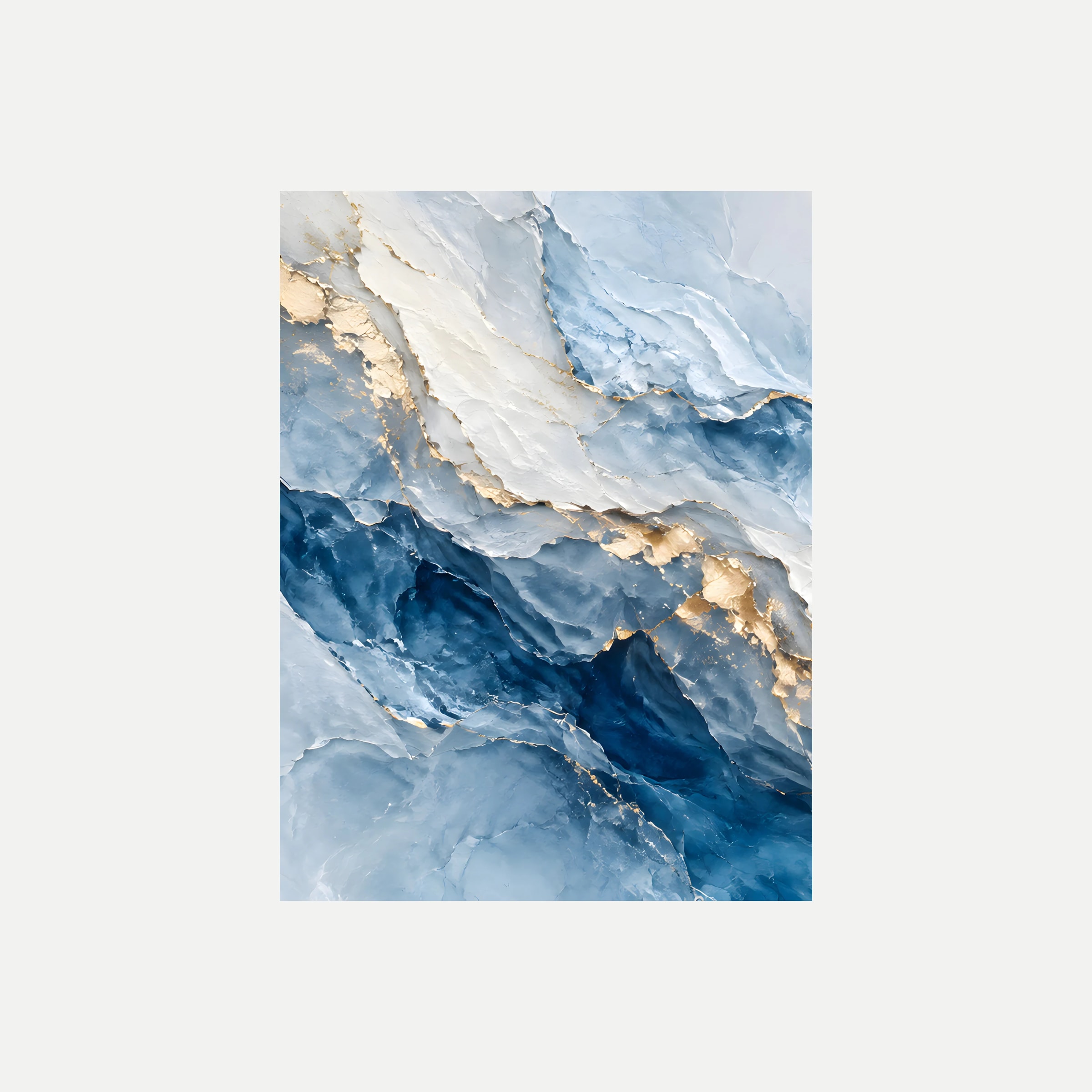 Glacial Kintsugi I: capas azul hielo y blancas atravesadas por una diagonal de tono dorado, sin marco, sobre fondo neutro.