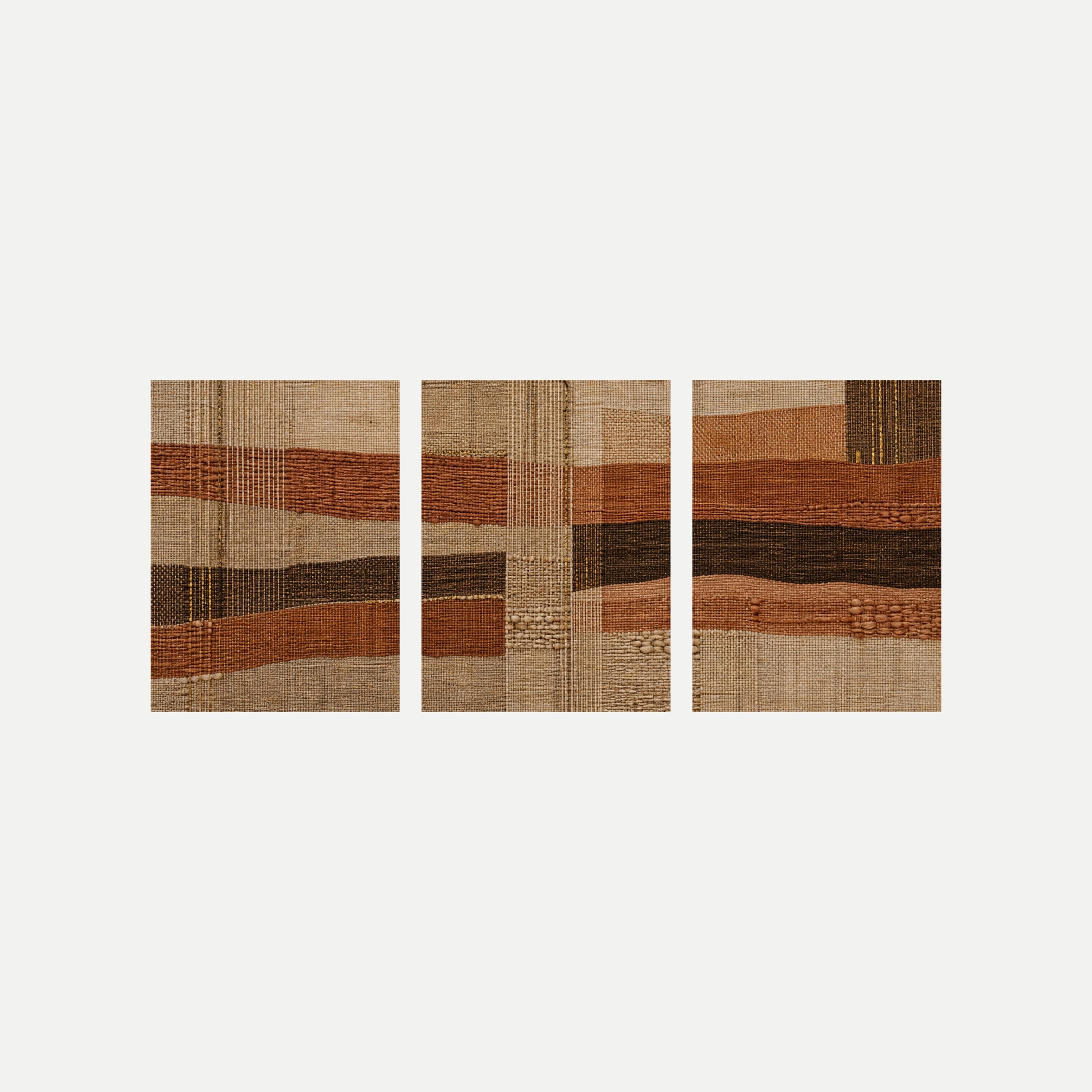 Tres láminas sobre fondo neutro con una trama de aspecto tejido y bandas horizontales beige, naranja terracota y marrón oscuro.