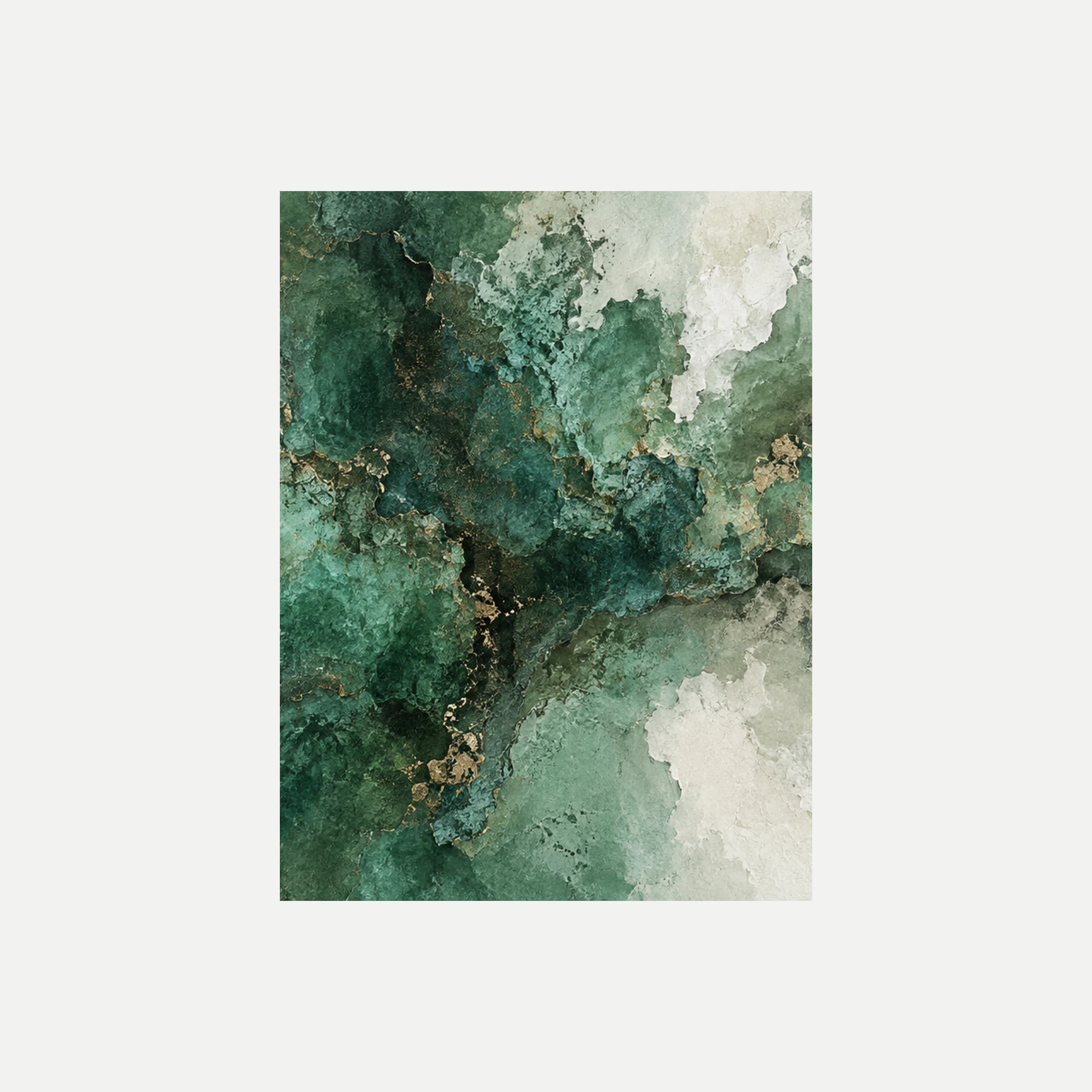 Verdigris Bloom II: una franja verde bosque vertical entre superficies verde agua y blancas, sin marco, sobre fondo neutro.