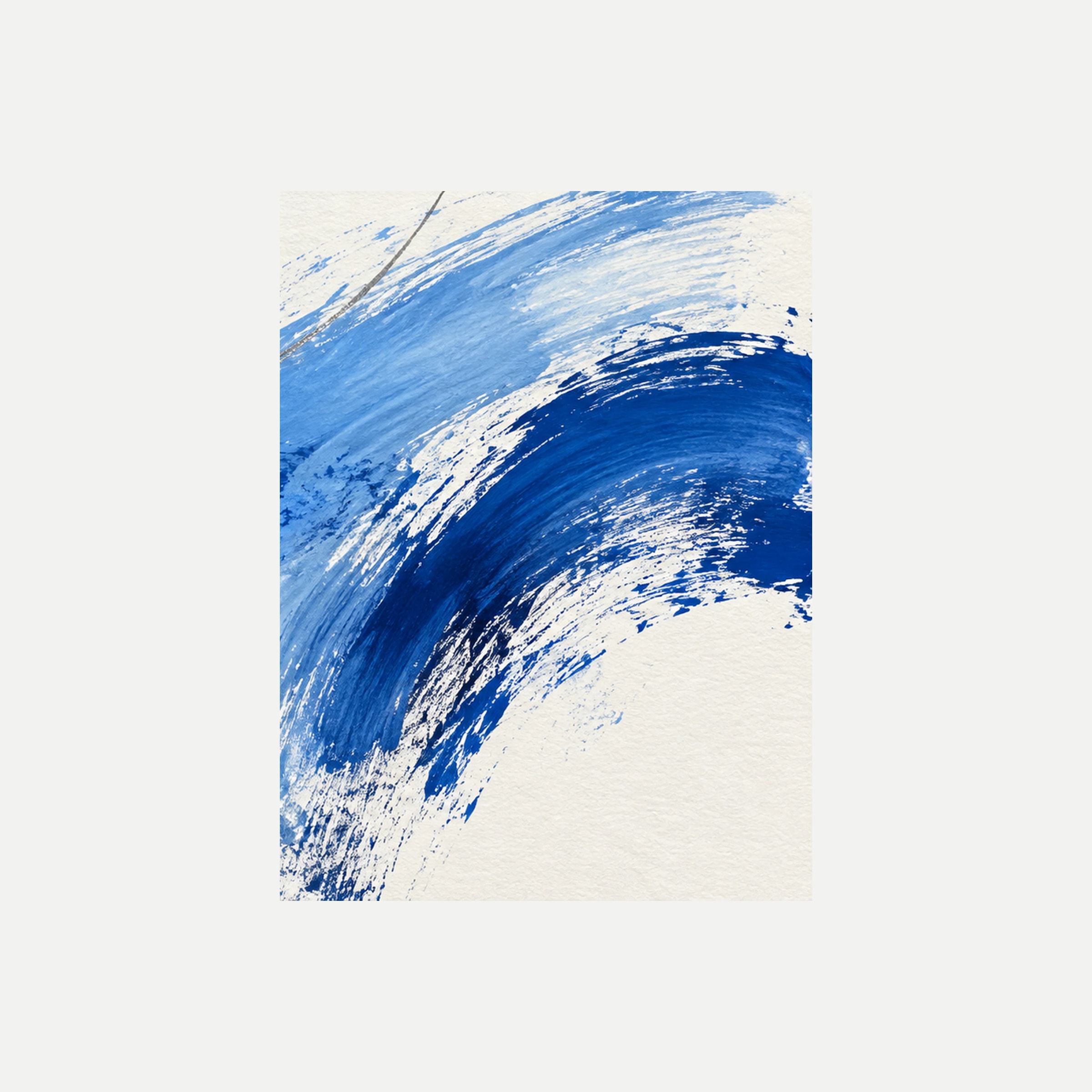 Blue Gesture III: un arco azul gestual de bordes abiertos sobre un amplio fondo marfil, sin marco, sobre fondo neutro.