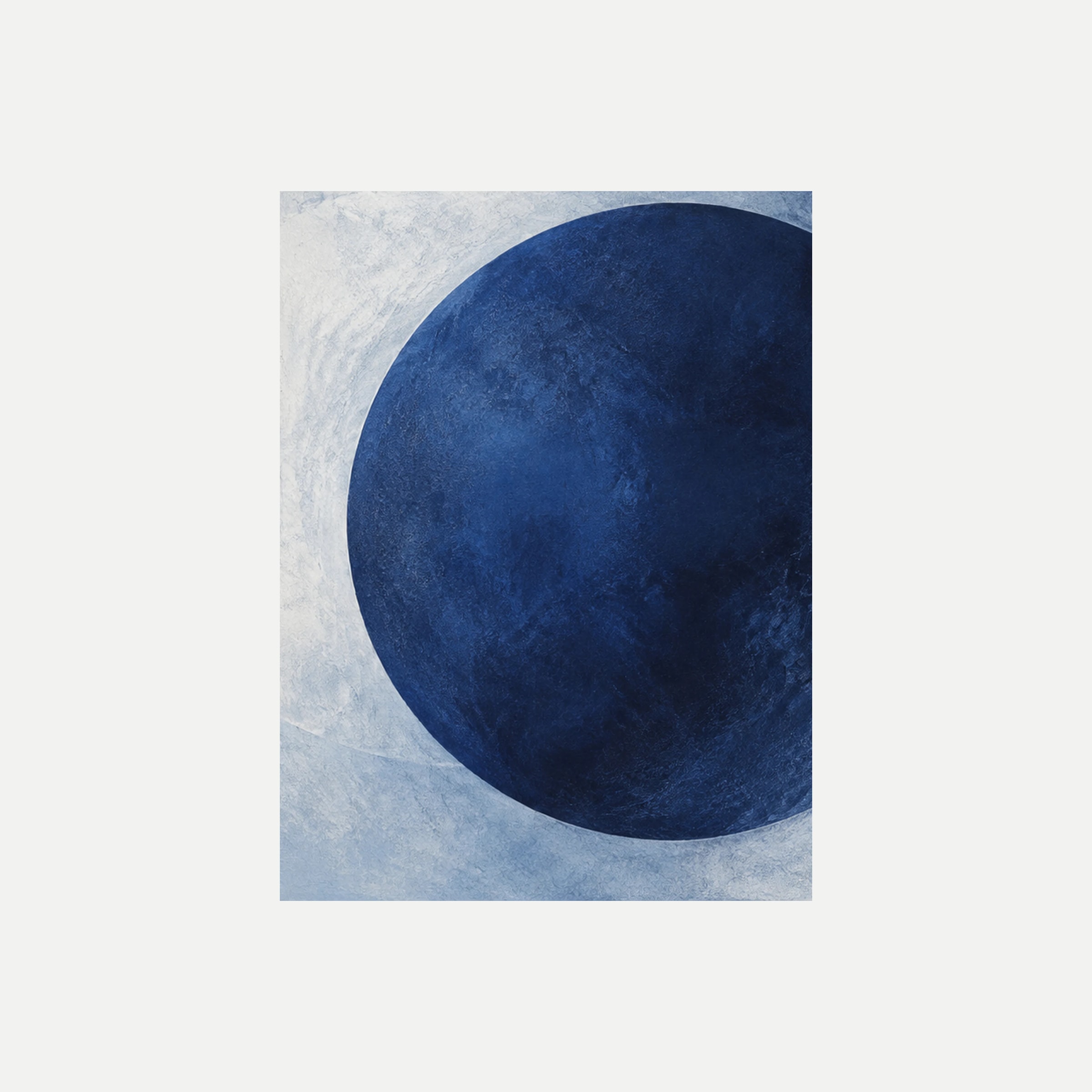 Cobalt Eclipse II: un círculo azul cobalto de gran tamaño sobre un fondo claro, sin marco, sobre fondo neutro.