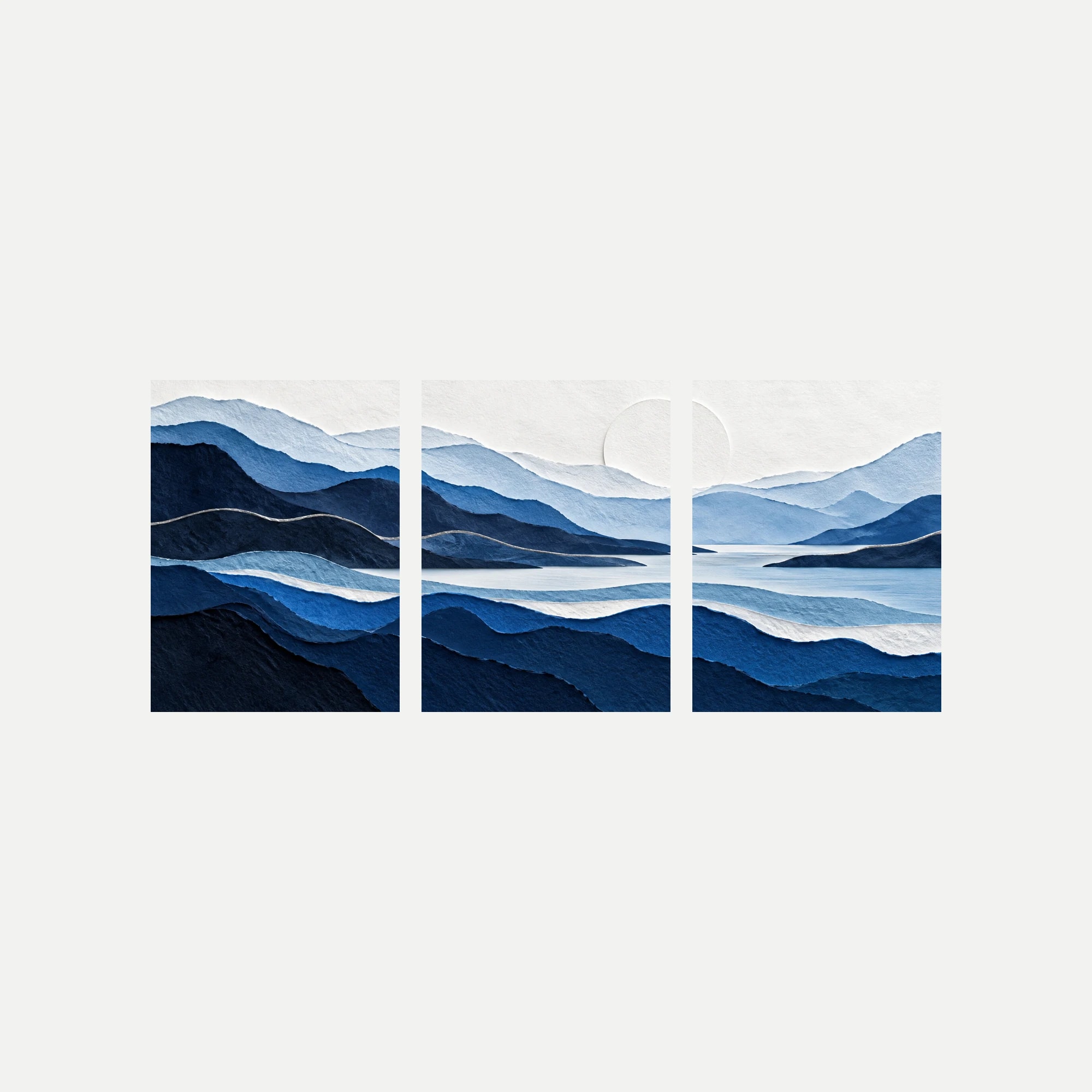 Tres láminas sin marco sobre fondo neutro con montañas azules en capas, una franja de agua y un disco claro sobre las cumbres del paisaje.