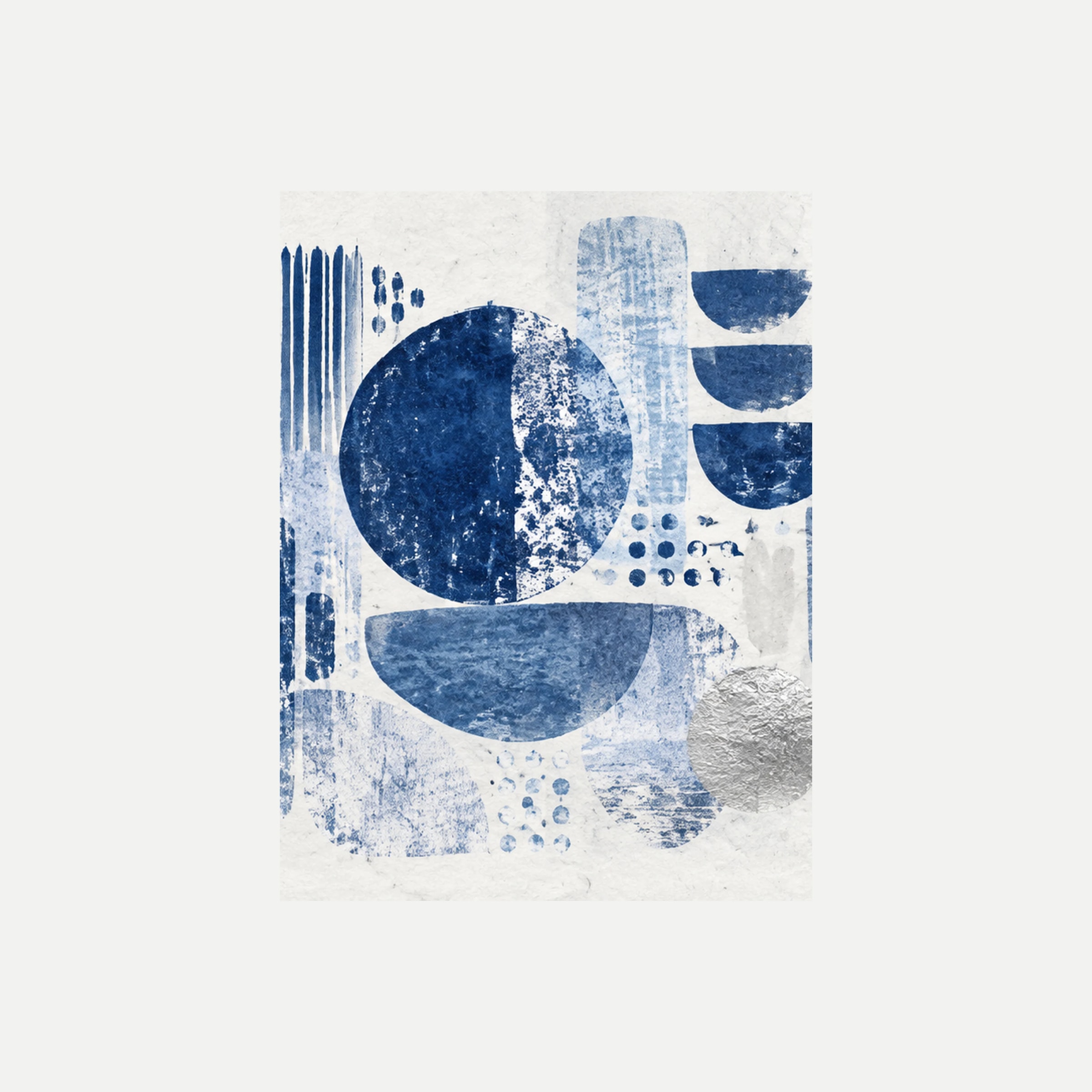 Indigo Imprint II: círculos azules y semicírculos que alternan con líneas finas verticales, sin marco, sobre fondo neutro.