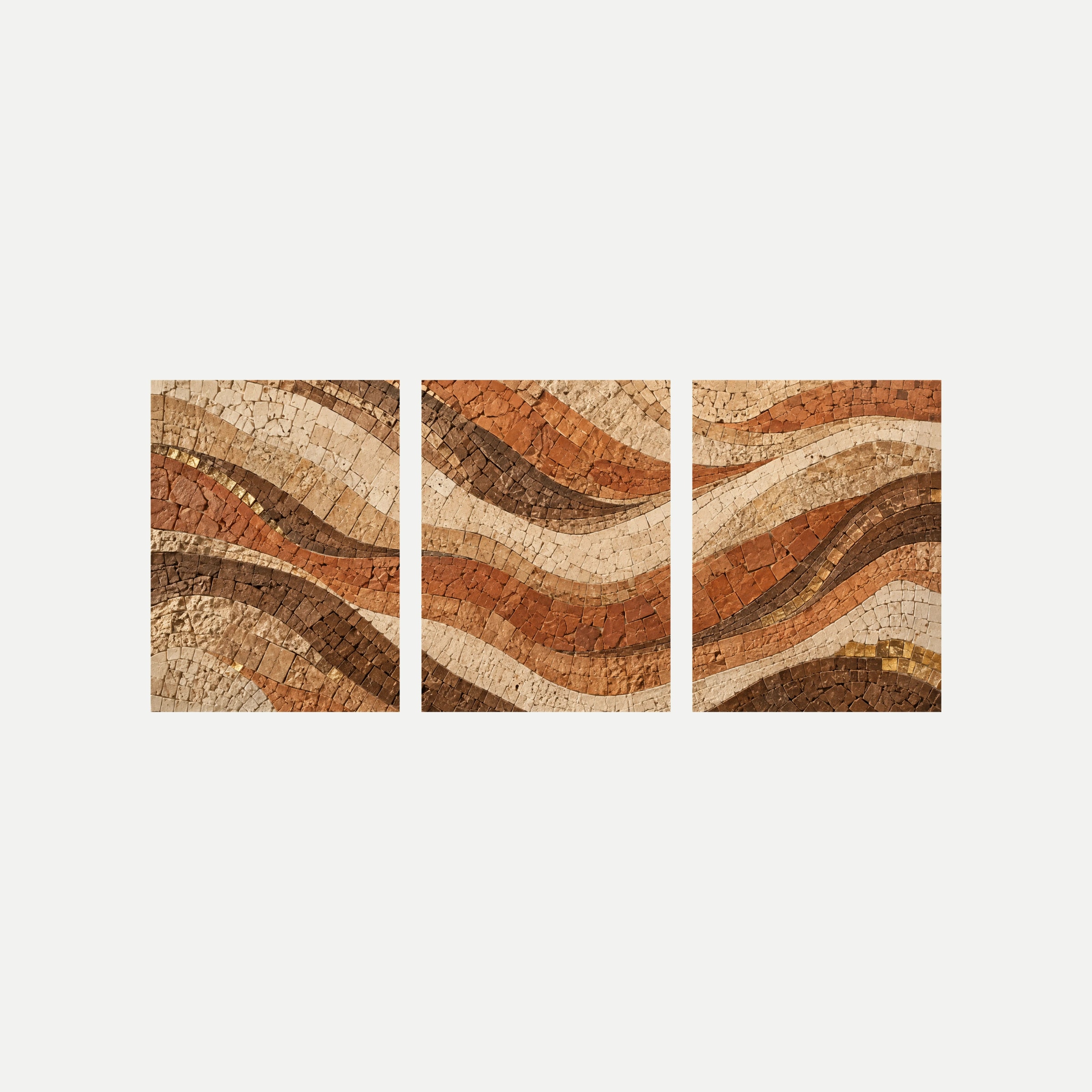 Tres paneles sobre fondo neutro con bandas onduladas de pequeñas teselas crema, terracota y marrón de apariencia mineral.